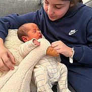 Mateo a rejoint le concours — aidez-le/la à gagner de superbes lots ! baby, newborn, sibling, girl, sleeping_baby, cuddly_toy, stuffed_animal, onesie, striped_pajamas, hoodie, nike_logo, watch, sofa, pillows, cozy, indoor, hand, family_moment, affection, portrait