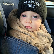 Loris participe au concours pour gagner de l'argent avec cette photo : baby, child, car_seat, beanie, hat, jacket, clothing, face, blue, denim, warm, cute, infant, portrait, young, person, seat, window, expression, indoor