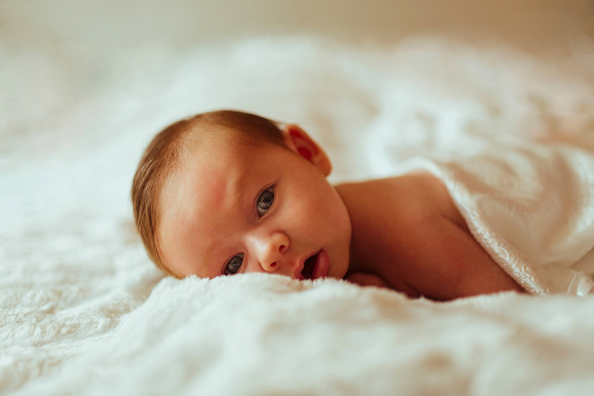 Mona a rejoint le concours — aidez-le/la à gagner de superbes lots ! baby, baby_toddler_clothing, bedding, cheek, child, comfort, ear, eyebrow, eyelash, flash_photography, fur, happy, human_body, iris, linens, lip, nose, person, skin, toddler