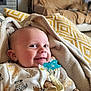Louis a rejoint le concours — aidez-le/la à gagner de superbes lots ! baby, smiling, pacifier, blanket, onesie, animal_print, indoor, cozy, child, cute, infant, happy, face, clothing, fabric, person, portrait, young_child, home, comfort