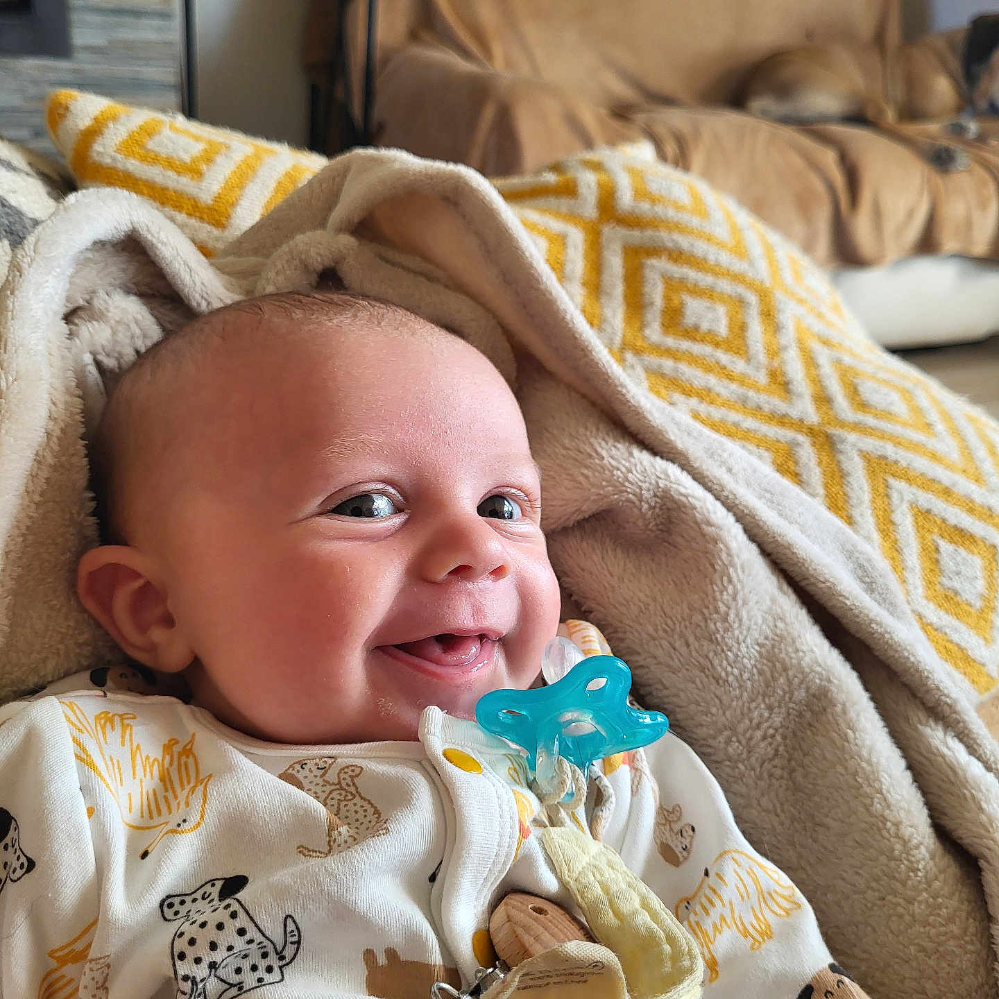 Louis a rejoint le concours — aidez-le/la à gagner de superbes lots ! animal_print, baby, blanket, child, clothing, comfort, cozy, cute, fabric, face, happy, home, indoor, infant, onesie, pacifier, person, portrait, smiling, young_child