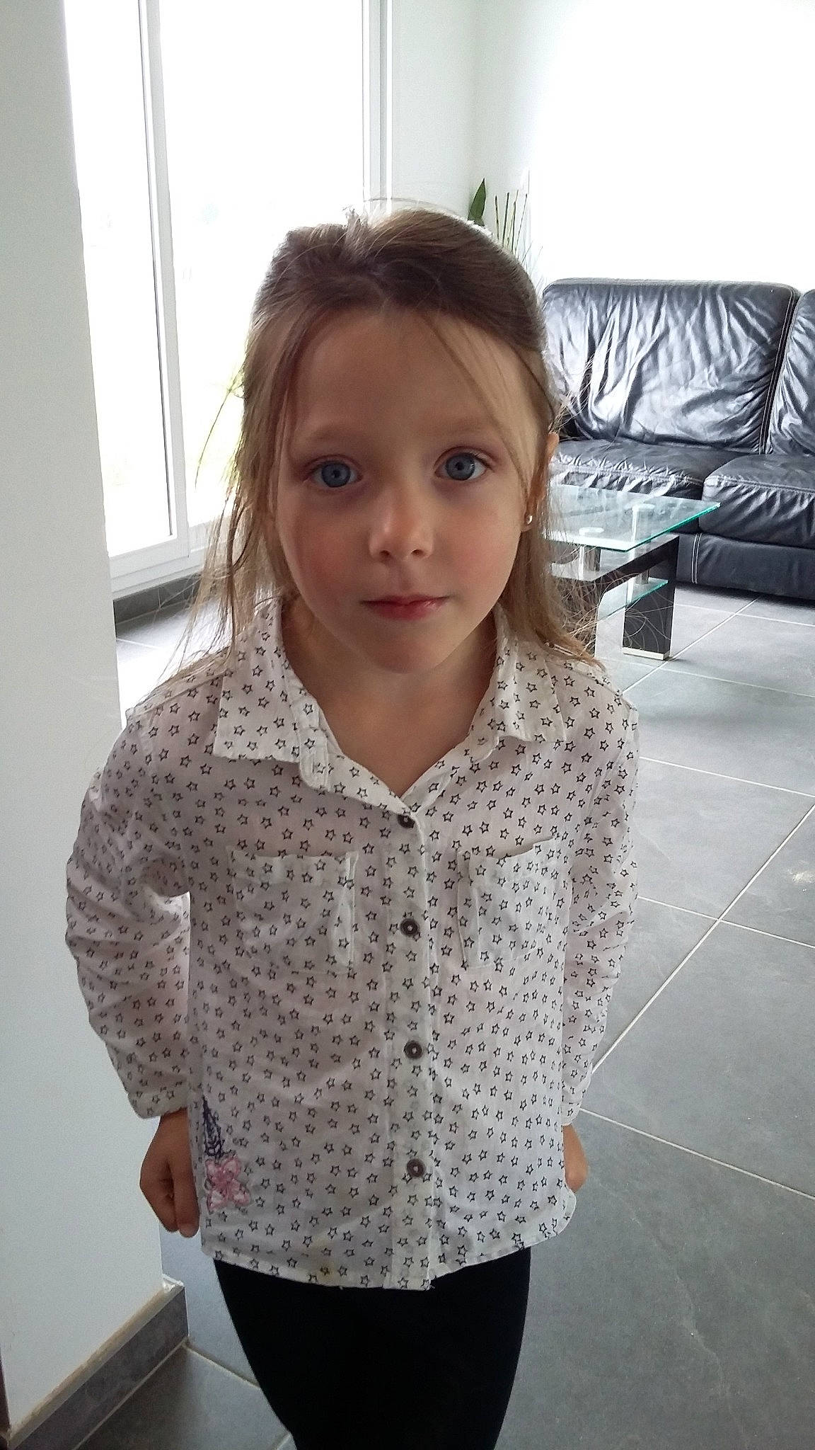 Giulia participe au concours pour gagner de l'argent avec cette photo : blouse, child, face, hair, head, neck, outerwear, pattern, person, shoulder, sleeve, smile, standing, sweater, toddler, top, wool