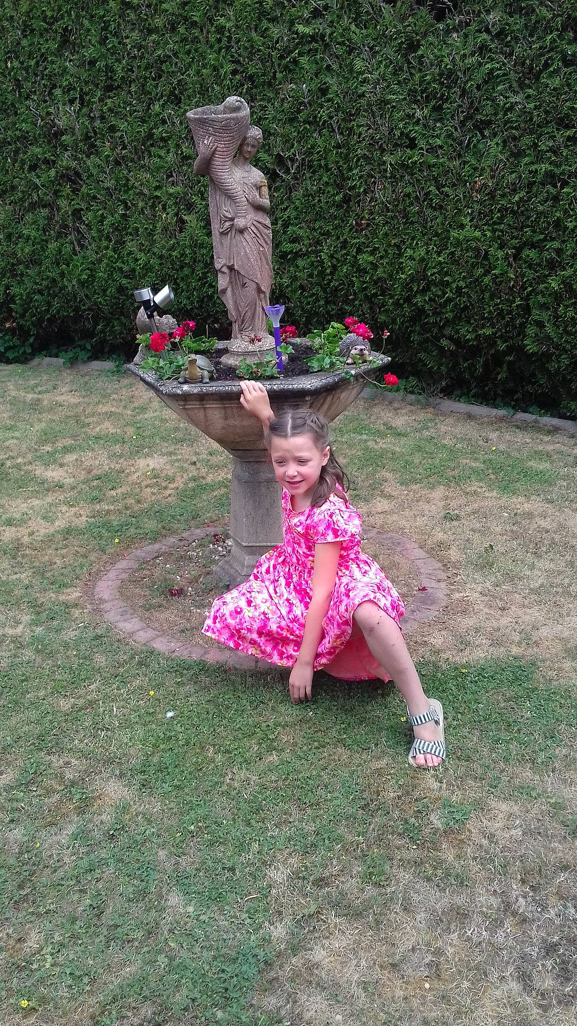 Giulia participe au concours pour gagner de l'argent avec cette photo : child, flower, fun, garden, girl, grass, joy, lawn, leaf, person, pink, plant, play, recreation, shrub, summer, tree, vacation