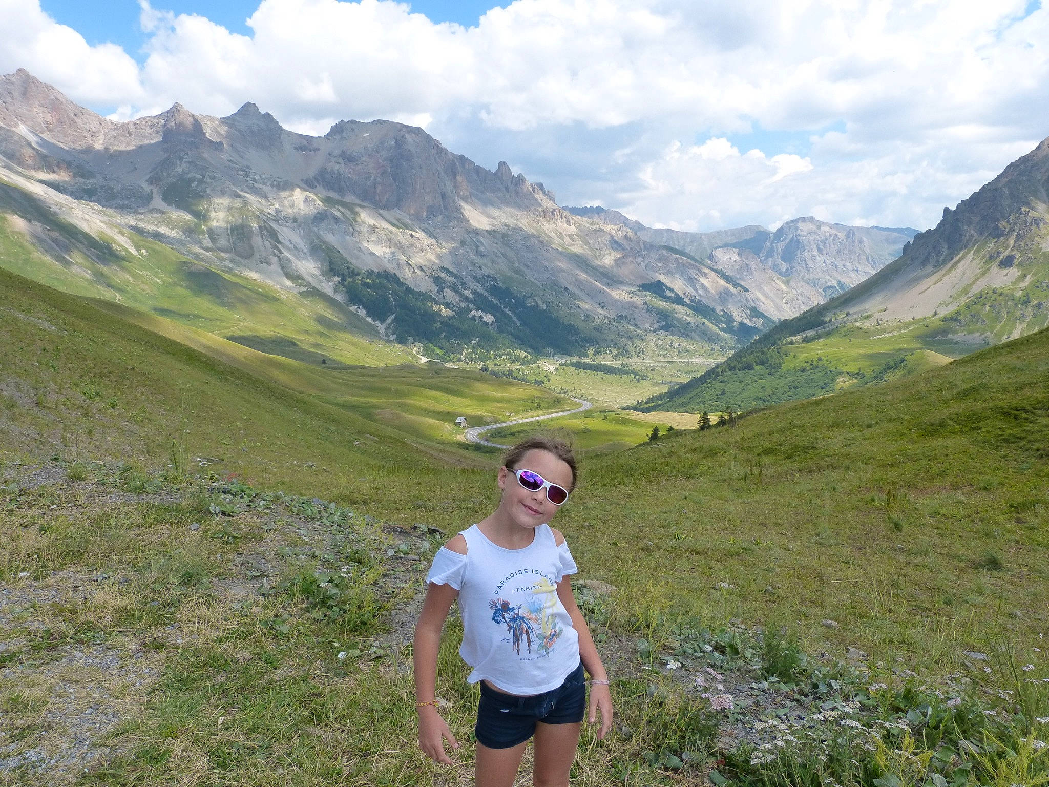 Giulia a rejoint le concours — aidez-le/la à gagner de superbes lots ! adventure, alps, fell, grass, grassland, highland, hill, joy, landscape, meadow, mountain, mountain_pass, mountain_range, mountainous_landforms, person, recreation, ridge, sky, trail, tree