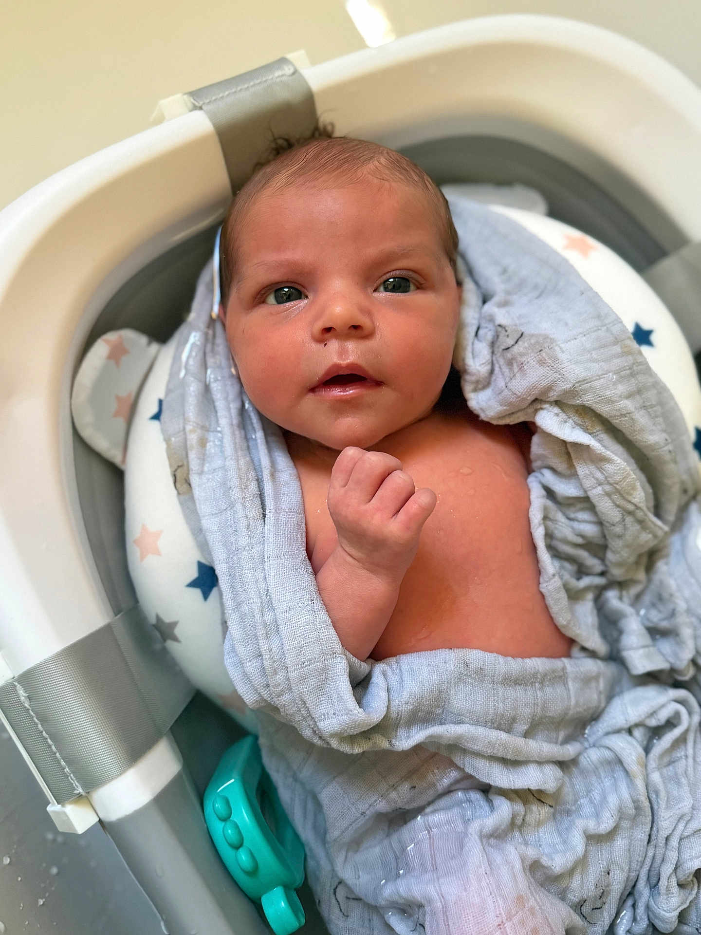 Ambre participe au concours pour gagner de l'argent avec cette photo : baby, infant, face, blanket, bath, bathseat, blue, skin, hand, eyes, newborn, cute, child, young, wrapped, soft, star_pattern, cushion, water, expression