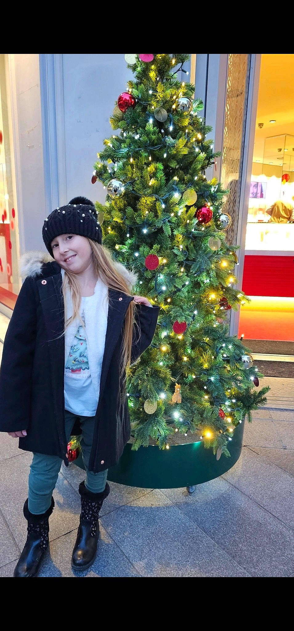 Didem a rejoint le concours — aidez-le/la à gagner de superbes lots ! christmas, christmas_decoration, christmas_ornament, christmas_tree, event, evergreen, fun, happy, hat, headwear, holiday, holiday_ornament, human_body, jacket, joy, ornament, person, photograph, smile, snapshot