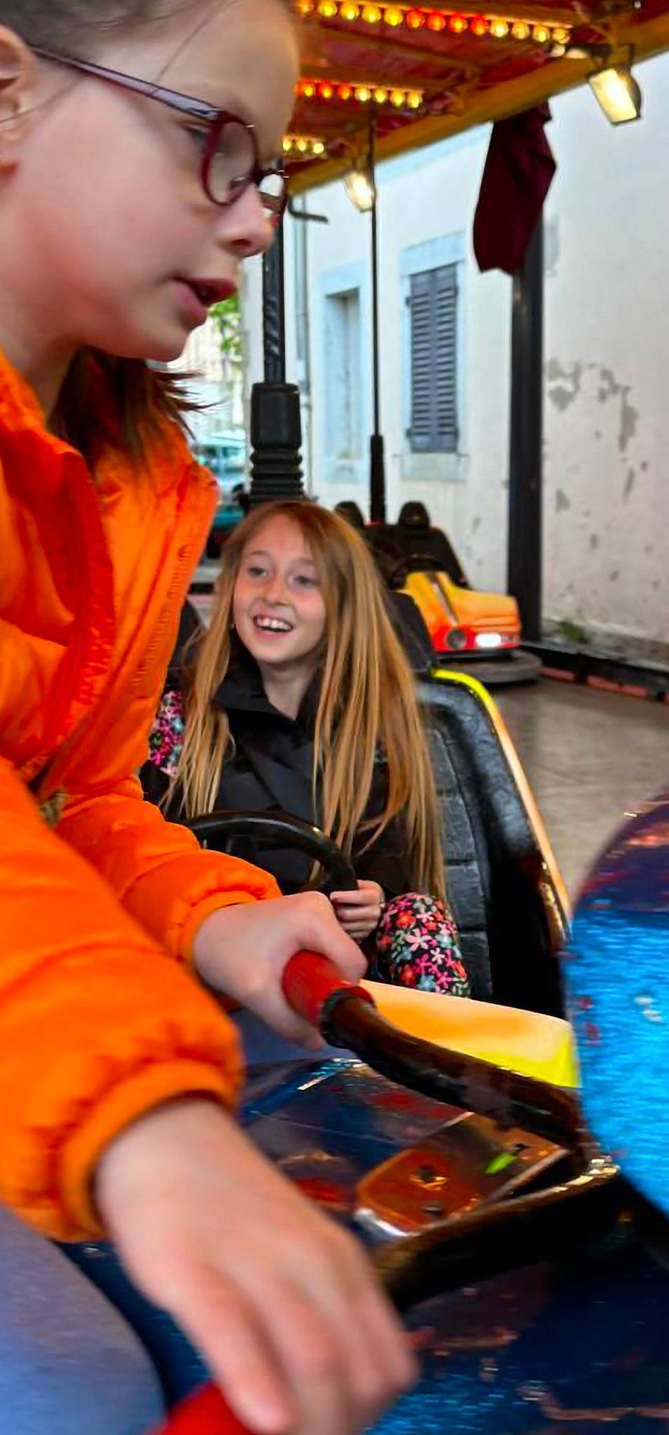 Didem participe au concours pour gagner de l'argent avec cette photo : child, community, engineering, event, eyewear, fun, happy, joy, leisure, motor_vehicle, orange, people, person, personal_protective_equipment, recreation, smile, summer, sunglasses, t_shirt, travel