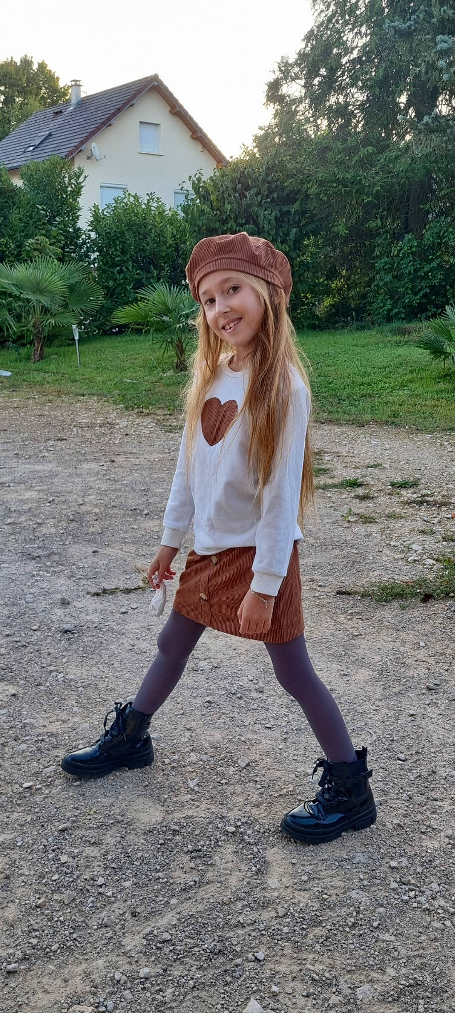 Didem participe au concours pour gagner de l'argent avec cette photo : cap, denim, electric_blue, eyewear, fashion_design, footwear, grass, headwear, human_leg, joy, knee, long_hair, person, plaid, plant, shoe, shoulder, sleeve, t_shirt, tartan