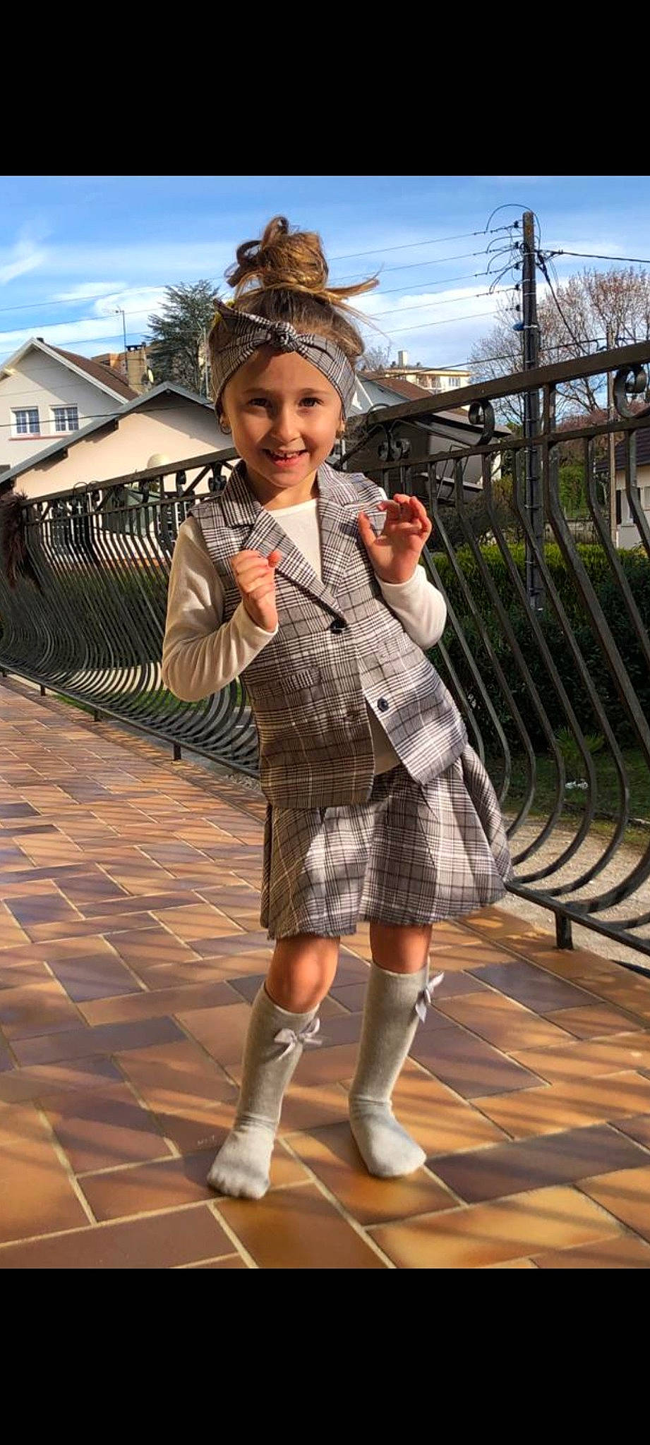 Didem a rejoint le concours — aidez-le/la à gagner de superbes lots ! cloud, fashion, fashion_accessory, fashion_design, formal_wear, fur, happy, headwear, human_leg, joy, knee, leisure, pattern, person, plaid, sky, sleeve, smile, tartan, tree