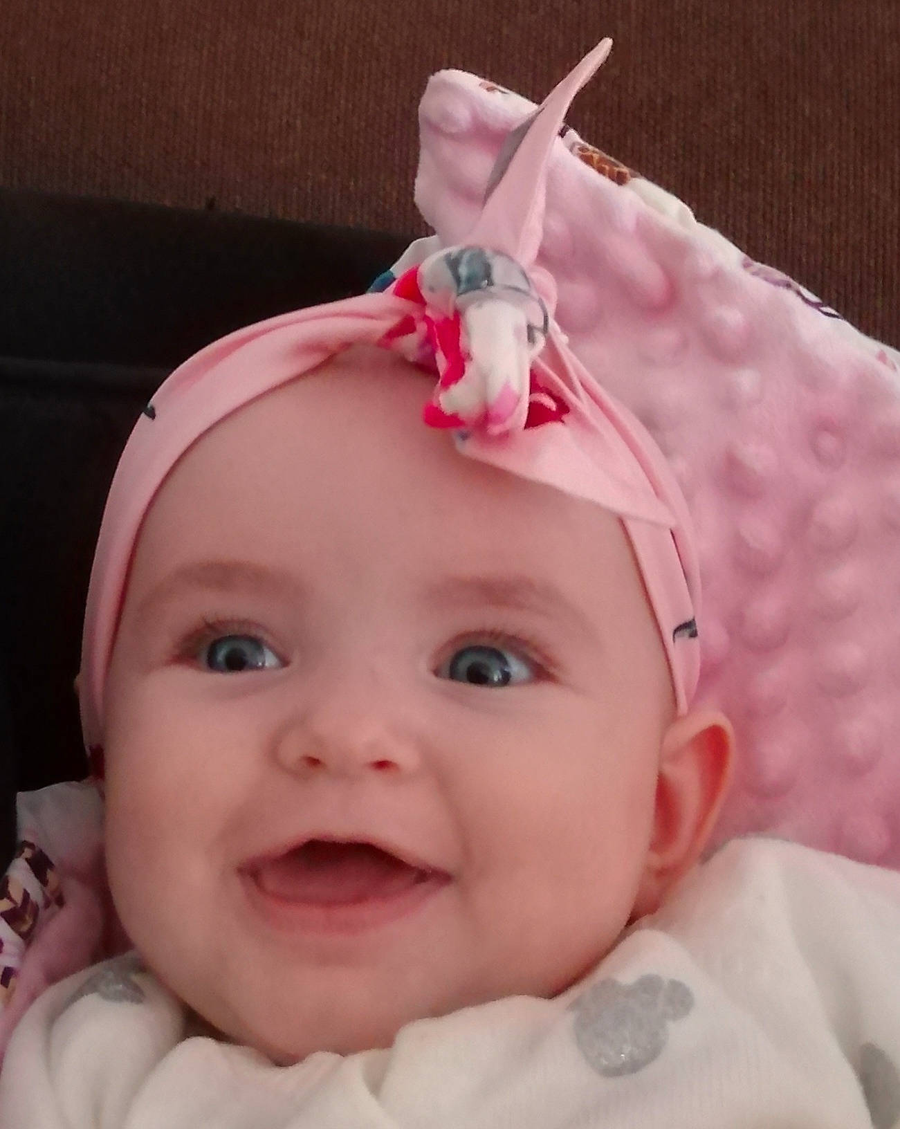 Lilia participe au concours pour gagner de l'argent avec cette photo : baby, baby_toddler_clothing, beauty, cheek, eye, eyebrow, eyelash, face, happy, headband, headpiece, headwear, iris, joy, lip, person, pink, product, skin, smile