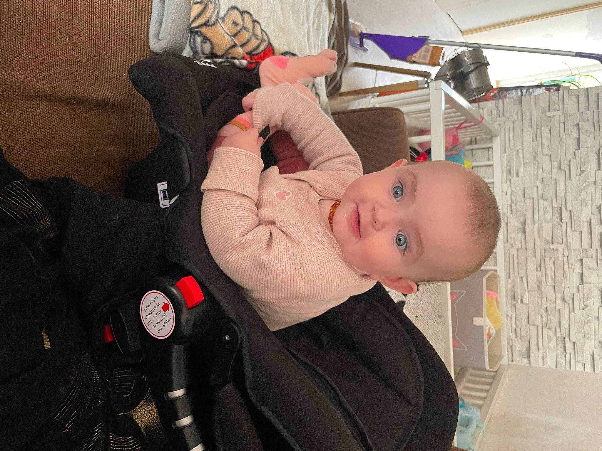 Lilia participe au concours pour gagner de l'argent avec cette photo : auto_part, baby, baby_carriage, baby_products, baby_toddler_clothing, car_seat, carmine, child, comfort, fun, gesture, hat, helmet, person, personal_protective_equipment, sitting, toddler, wood