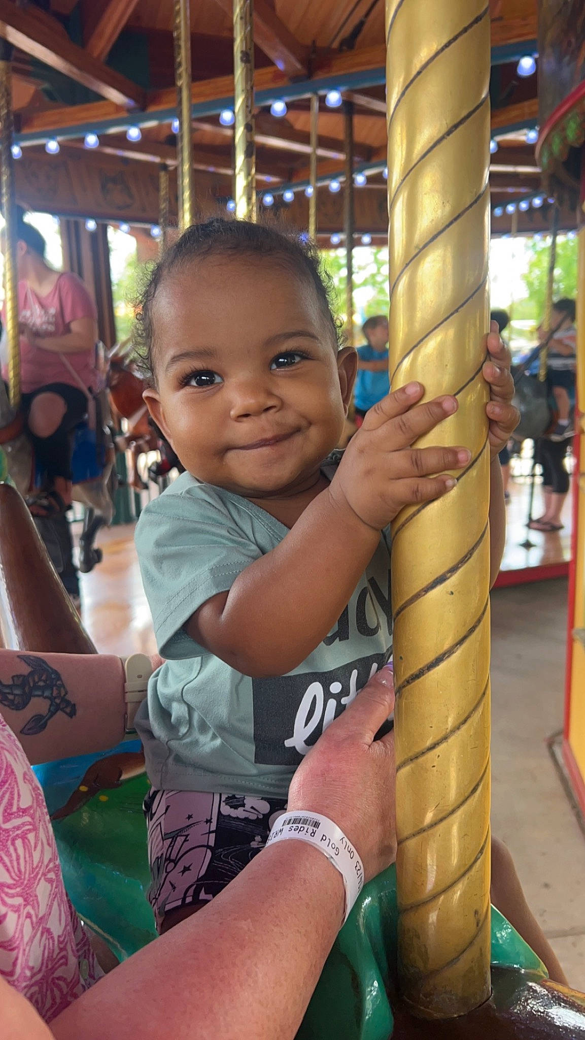 King is registered to the contest to win money with this photo: amusement_park, amusement_ride, beauty, child, elbow, fun, happy, human_leg, human_settlement, joy, leisure, person, public_space, recreation, skin, smile, temple, thigh, thumb, toddler