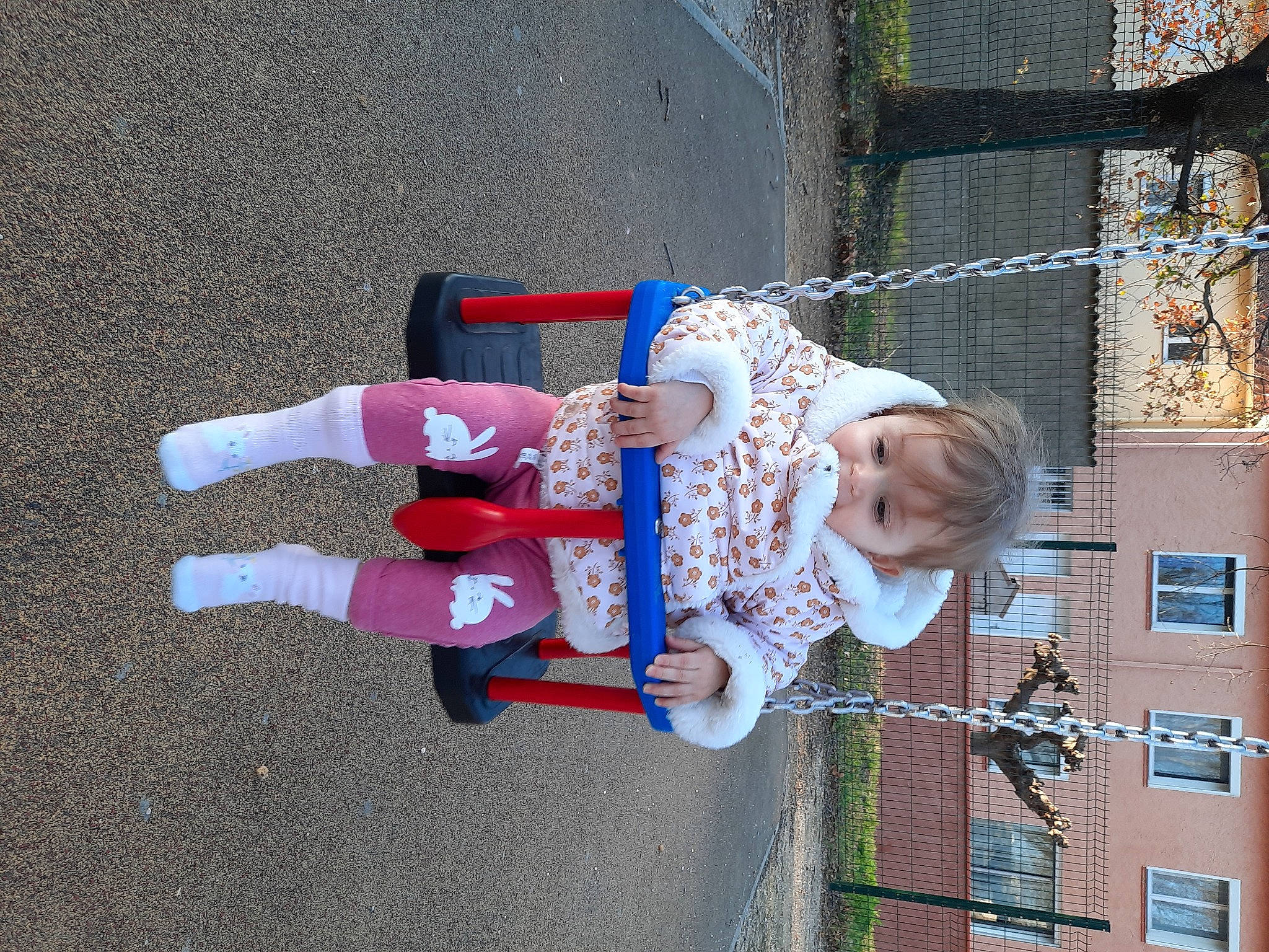 Leïla a rejoint le concours — aidez-le/la à gagner de superbes lots ! asphalt, baby, baby_toddler_clothing, carmine, child, city, concrete, fun, happy, leisure, pattern, pedestrian, person, play, sidewalk, smile, street_fashion, toddler, travel, vacation