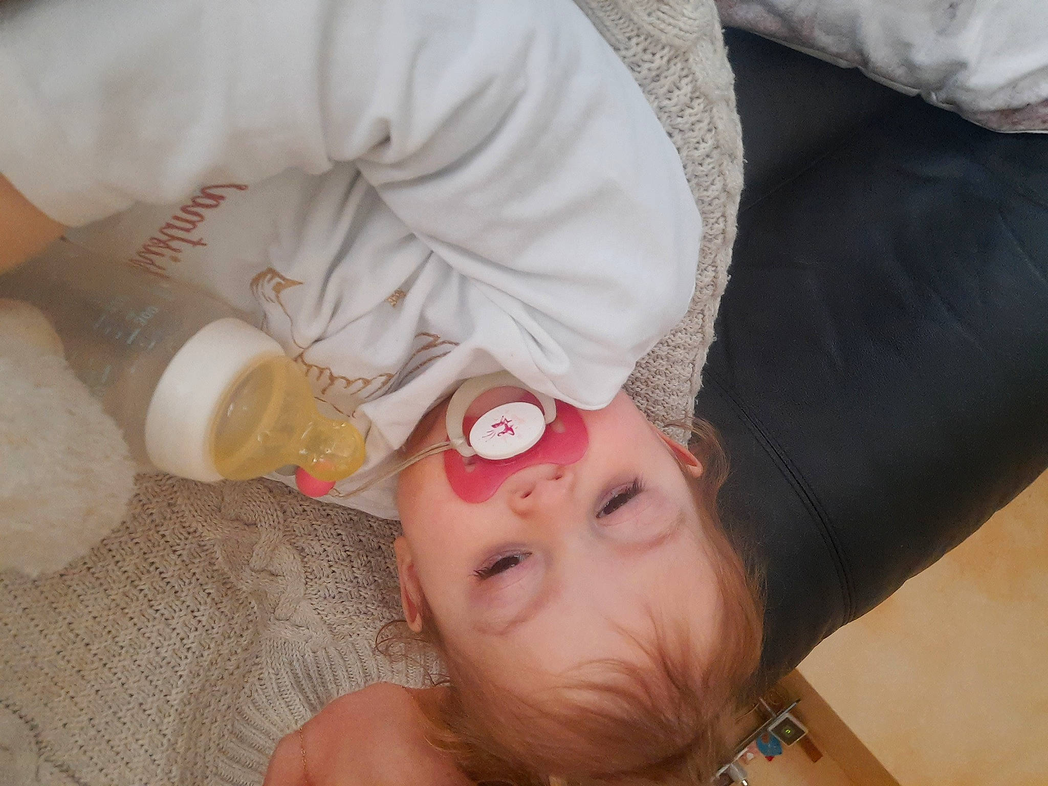 Leïla a rejoint le concours — aidez-le/la à gagner de superbes lots ! baby, baby_bottle, bottle, child, drink, drinking, drinkware, ear, eyelash, finger, fluid, mouth, nail, neck, person, plastic_bottle, skin, thumb, toddler, water