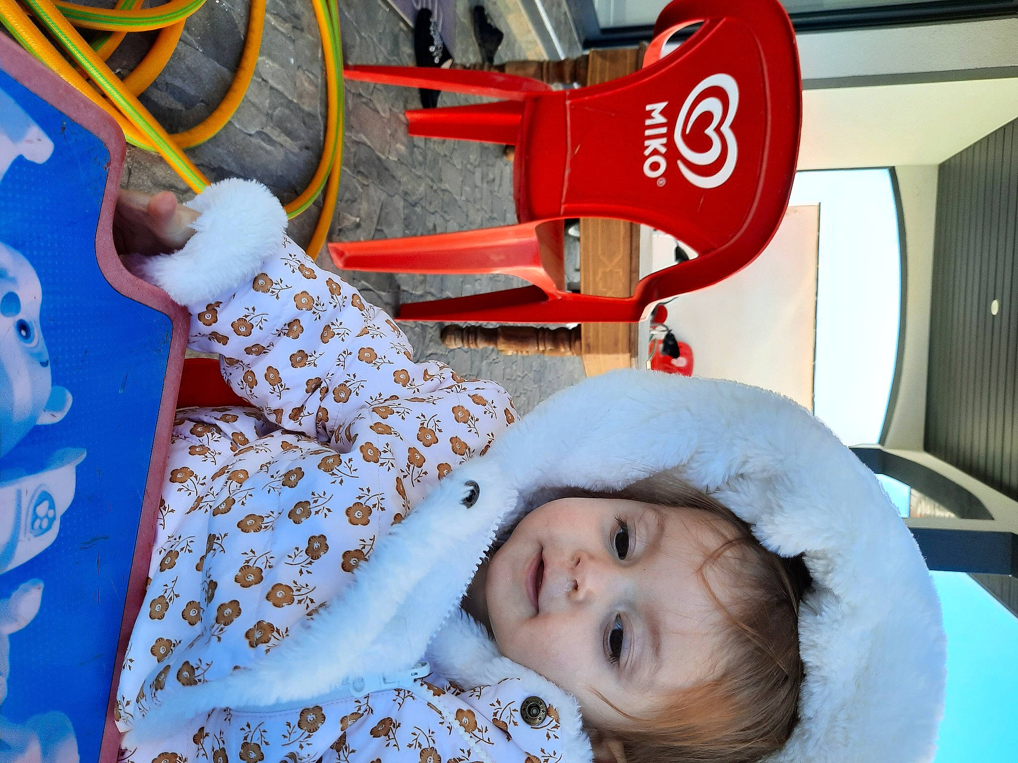 Leïla participe au concours pour gagner de l'argent avec cette photo : automotive_wheel_system, baby, blue, child, comfort, fun, happy, hat, house, leisure, motor_vehicle, person, room, smile, steering_wheel, tire, toddler, tree, vehicle_door, wheel