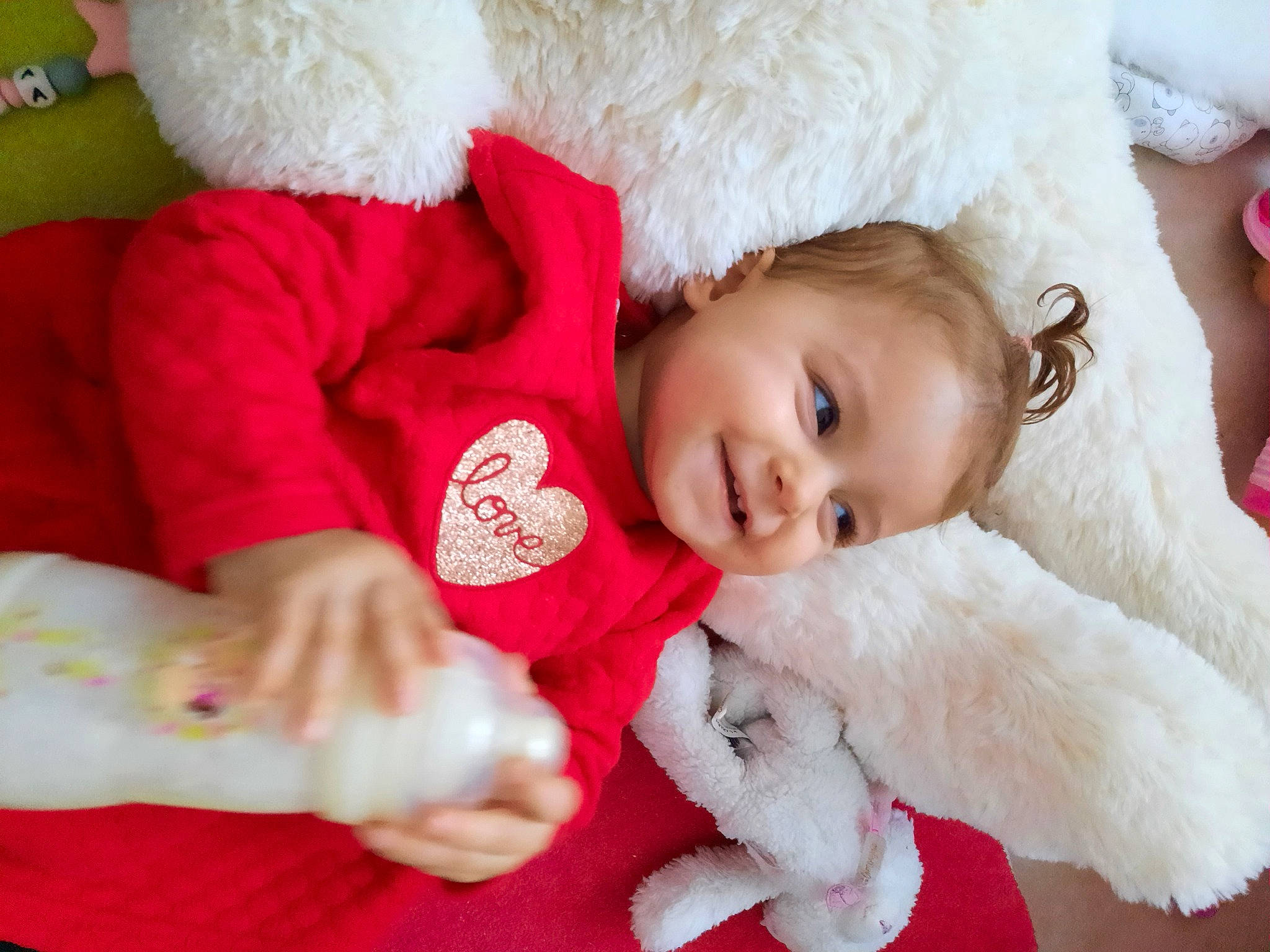 Leïla participe au concours pour gagner de l'argent avec cette photo : baby, baby_toddler_clothing, cheek, child, comfort, eye, face, facial_expression, fur_clothing, happy, head, iris, joy, person, pink, red, skin, sleeve, smile, textile