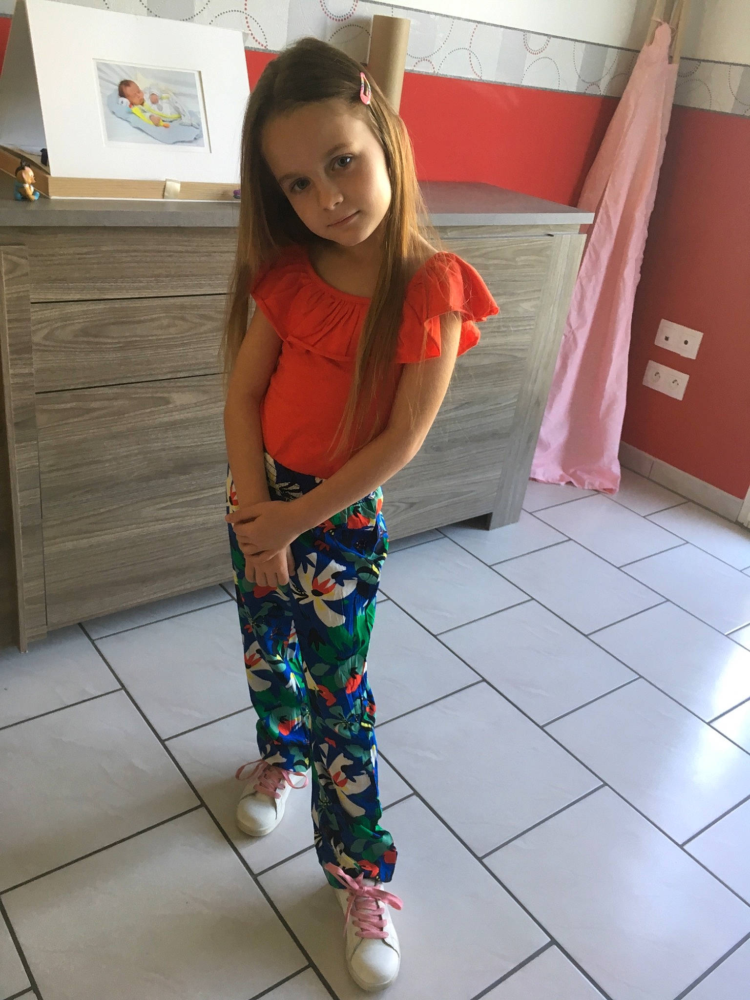 Shanelle participe au concours pour gagner de l'argent avec cette photo : child, leg, leggings, person, pink, skin, smile, toddler