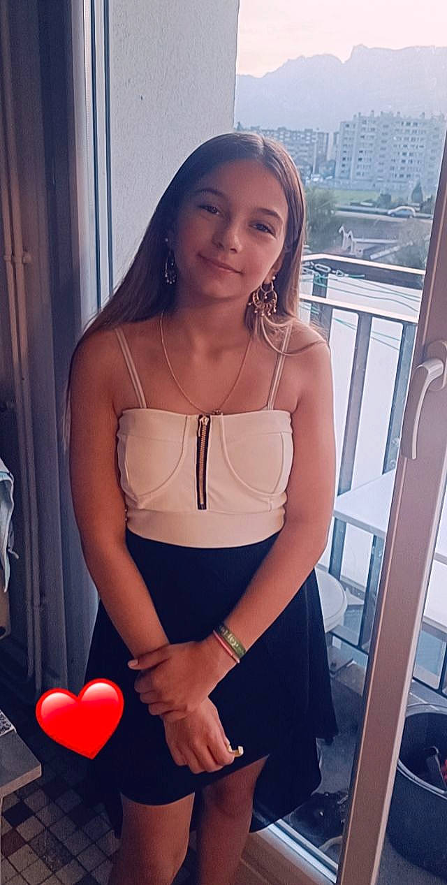 Maëva participe au concours pour gagner de l'argent avec cette photo : abdomen, arm, black_hair, chest, elbow, finger, flash_photography, joint, joy, knee, lip, mouth, muscle, neck, organ, person, pink, shoulder, stomach, thigh