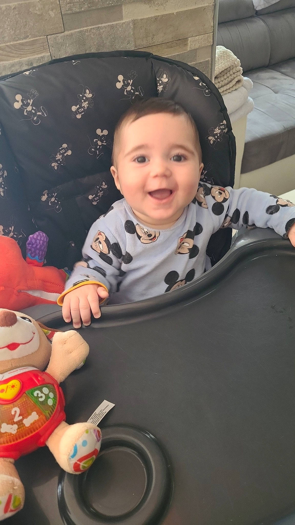 Charly participe au concours pour gagner de l'argent avec cette photo : baby, baby_products, baby_toddler_clothing, baby_toys, cheek, child, event, fun, happy, head, joy, organ, pattern, person, product, room, sitting, sleeve, smile, toddler