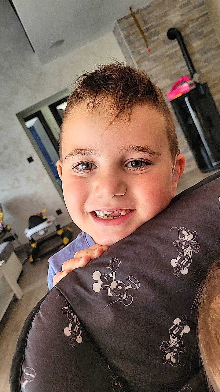 Diego participe au concours pour gagner de l'argent avec cette photo : child, chin, crew_cut, event, eyebrow, face, forehead, formal_wear, fun, happy, joy, laugh, person, portrait_photography, selfie, skin, sleeve, smile, t_shirt, toddler
