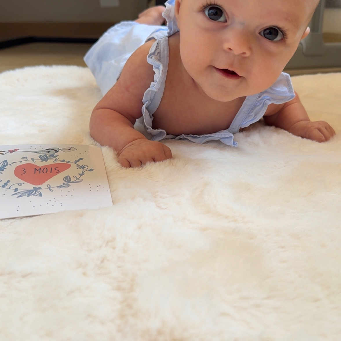 Jade a rejoint le concours — aidez-le/la à gagner de superbes lots ! baby, blue_clothing, candid, card, child, close_up, curious, cute, floor, fluffy_rug, heart, human, indoor, infant, lying_down, portrait, skin, soft_texture, wide_eyes, young
