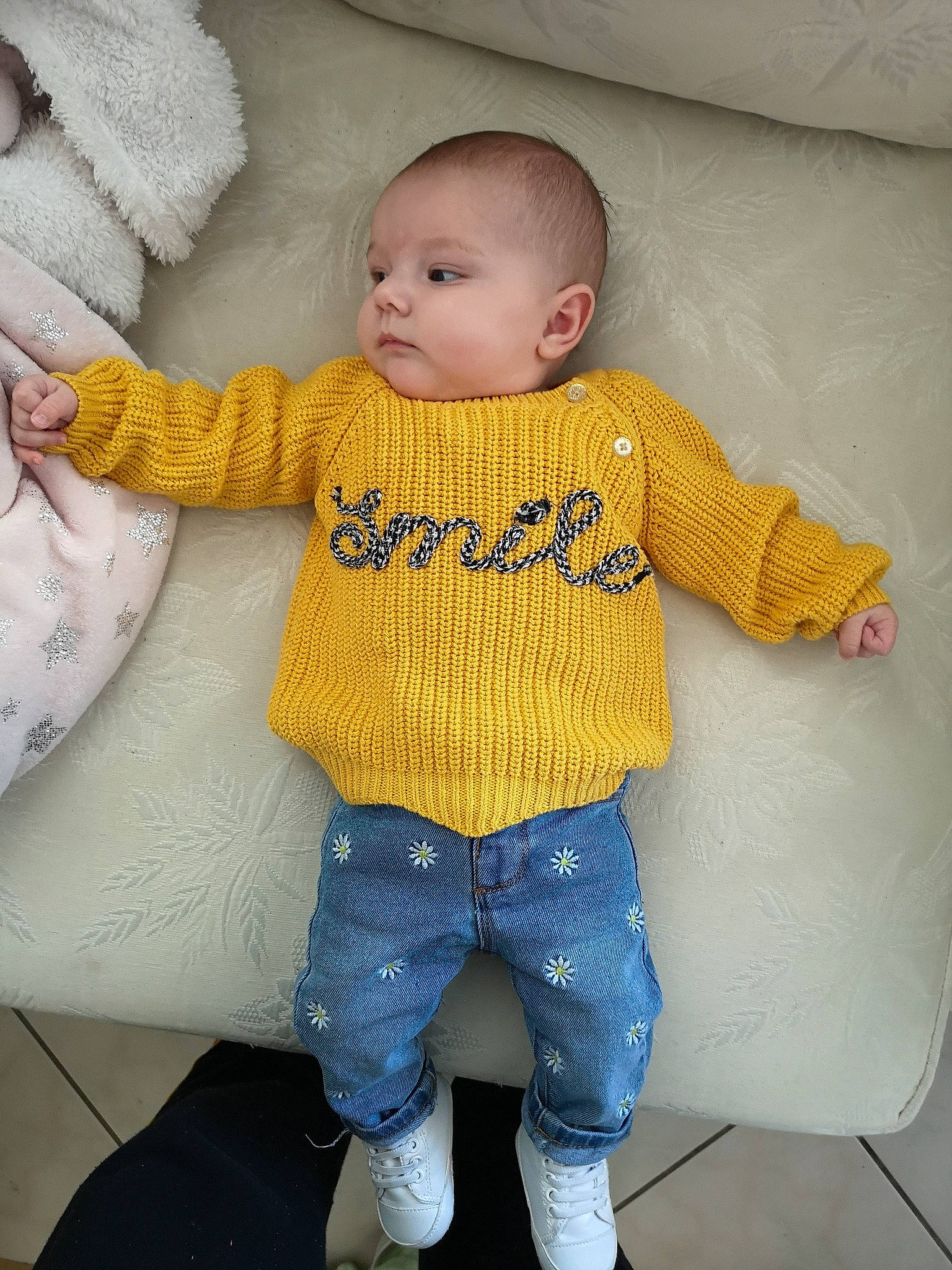 Elyna participe au concours pour gagner de l'argent avec cette photo : baby, baby_toddler_clothing, child, jeans, knitting, outerwear, person, sleeve, standing, textile, toddler, wool, yellow