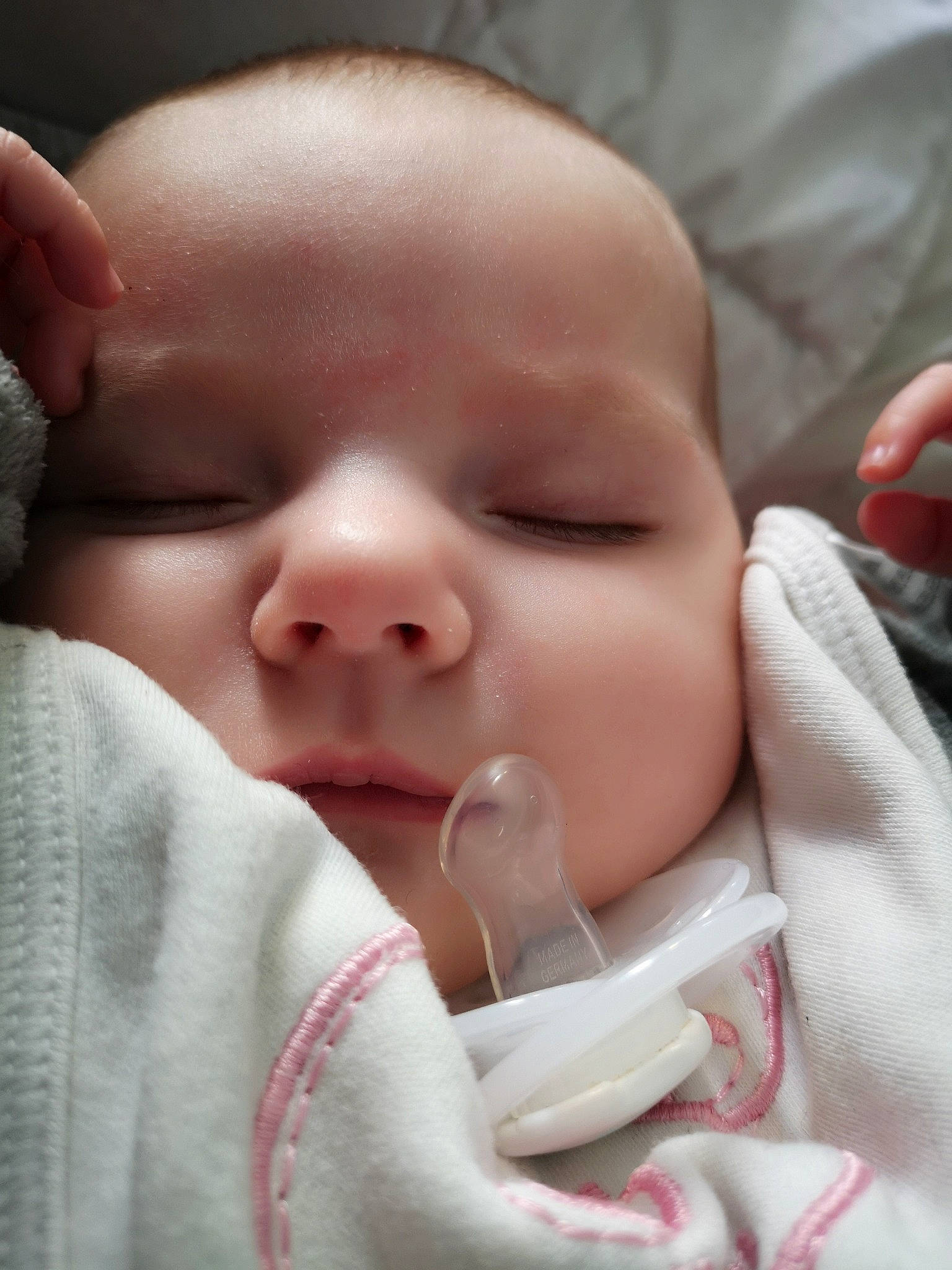 Elyna a rejoint le concours — aidez-le/la à gagner de superbes lots ! baby, baby_products, cheek, child, face, lip, mouth, nose, person, skin, sleep, toddler