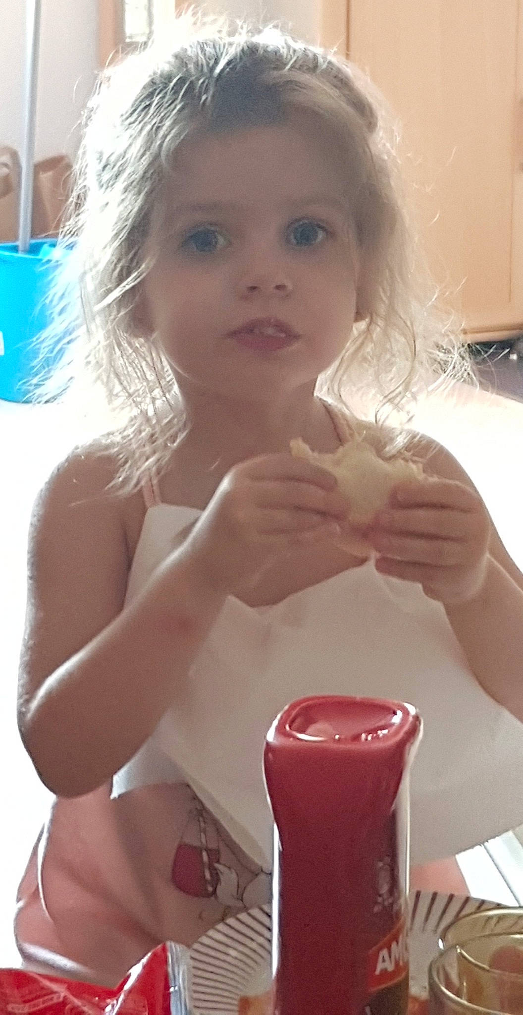 Katenyss participe au concours pour gagner de l'argent avec cette photo : blond, child, drinking, face, hand, lip, neck, person, skin, smoothie, water