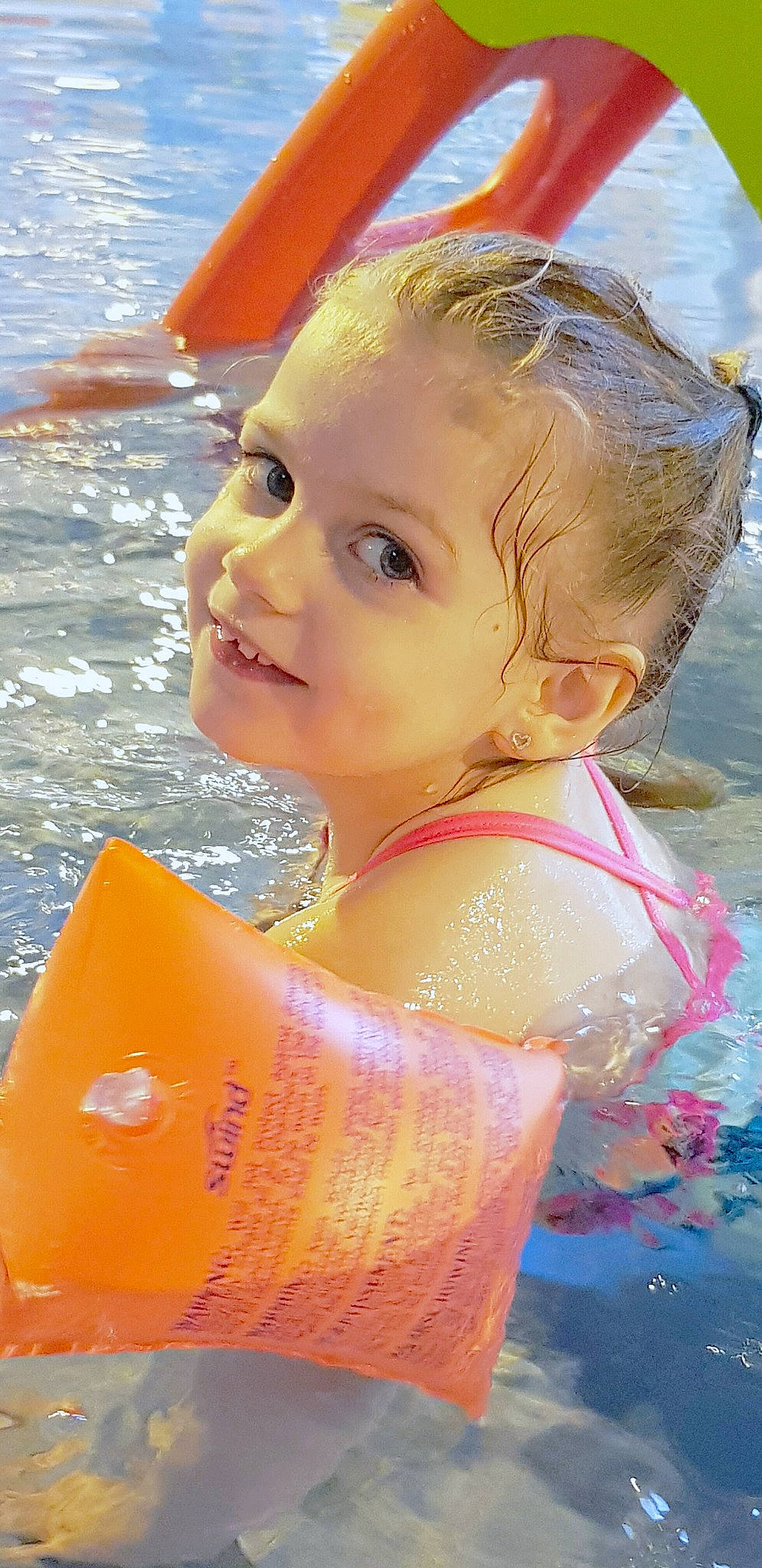 Katenyss participe au concours pour gagner de l'argent avec cette photo : baby_float, child, fun, joy, leisure, lifejacket, person, personal_protective_equipment, play, recreation, summer, toddler, vacation