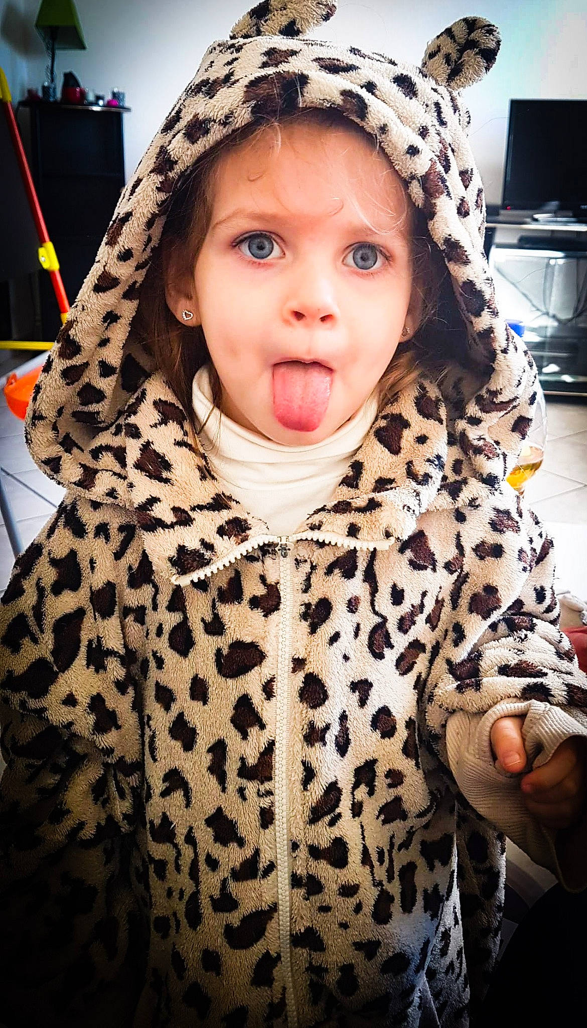 Katenyss participe au concours pour gagner de l'argent avec cette photo : baby, cheek, child, cool, ear, face, forehead, head, hood, hoodie, jacket, lip, nose, outerwear, person, skin, surprise, toddler