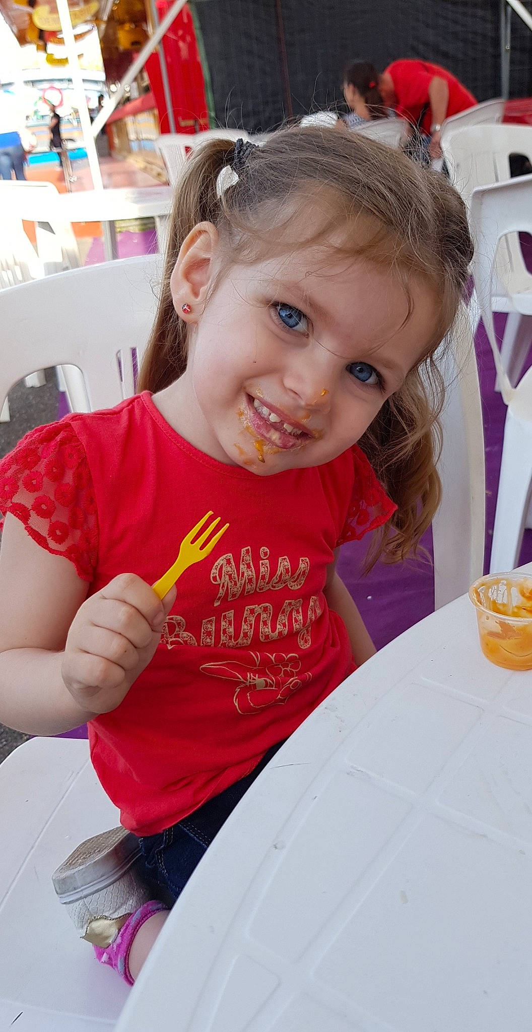 Katenyss a rejoint le concours — aidez-le/la à gagner de superbes lots ! child, eating, food, joy, person, play, smile, toddler, vacation