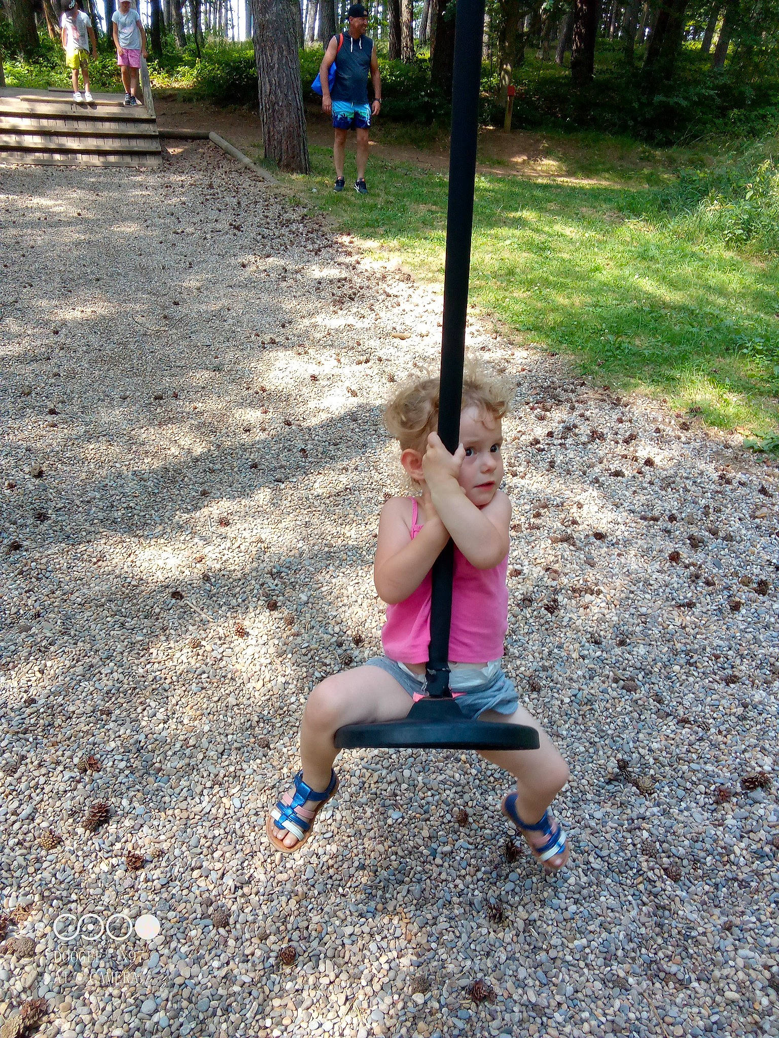 Lauriane a rejoint le concours — aidez-le/la à gagner de superbes lots ! balance, city, foot, fun, grass, human_leg, knee, leisure, outdoor_play_equipment, people_in_nature, person, physical_fitness, plant, recreation, shade, shorts, smile, soil, swing, thigh
