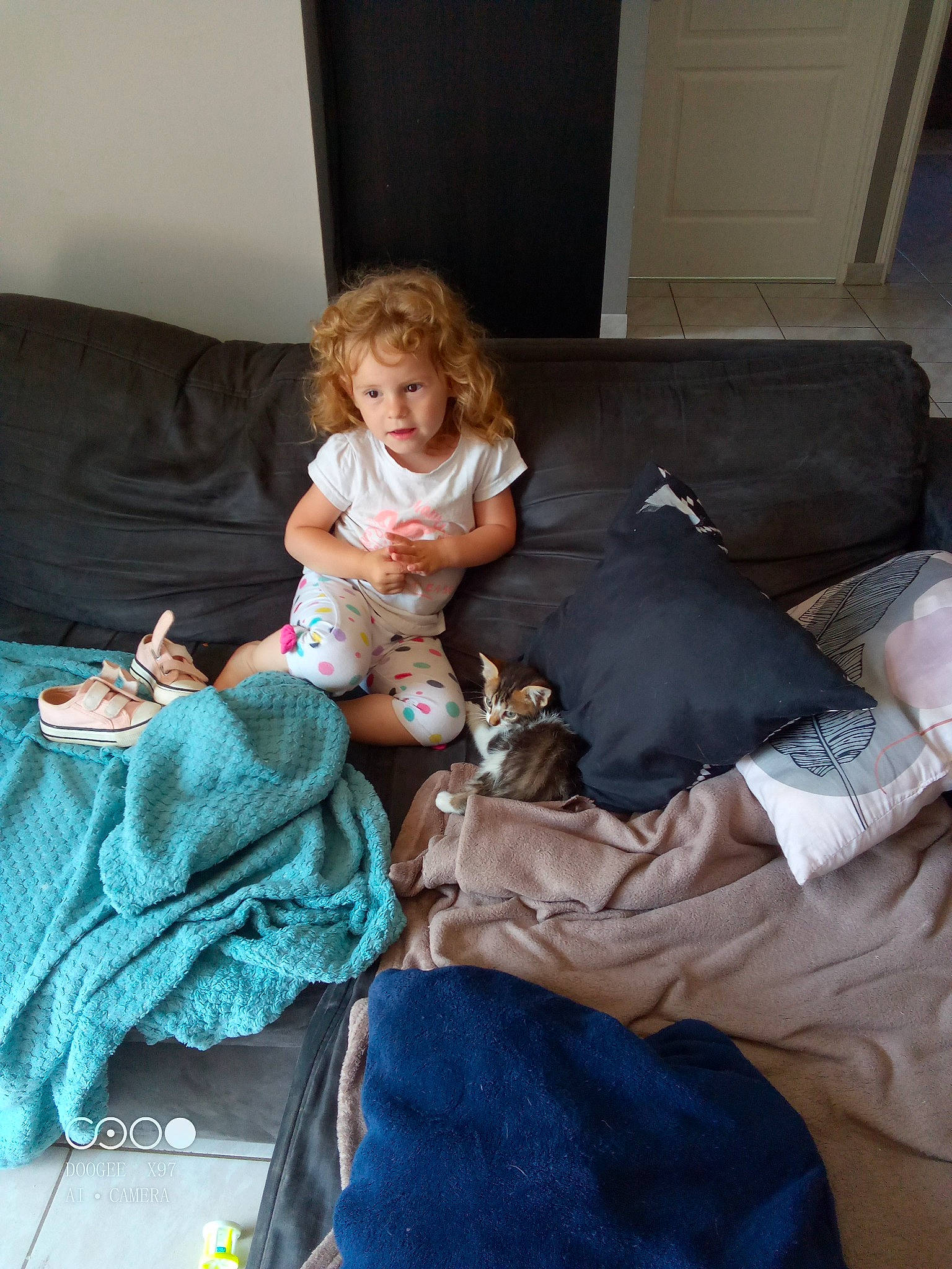 Lauriane participe au concours pour gagner de l'argent avec cette photo : baby, bedding, child, comfort, couch, flooring, fun, fur, hardwood, lap, leisure, linens, living_room, person, pillow, play, room, sitting, throw_pillow, toddler