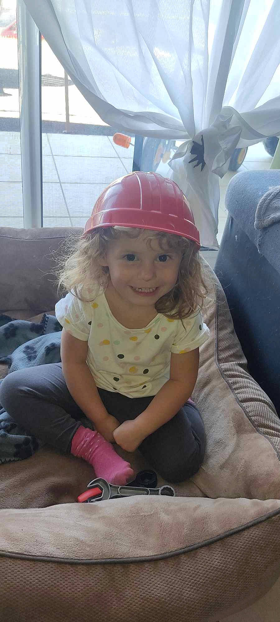 Lauriane a rejoint le concours — aidez-le/la à gagner de superbes lots ! baseball_cap, cap, child, clothing, fashion_accessory, fun, happy, hat, headwear, helmet, joy, leisure, magenta, person, personal_protective_equipment, pink, recreation, sitting, smile, t_shirt