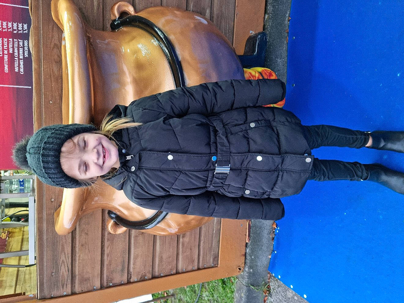 Lucie a rejoint le concours — aidez-le/la à gagner de superbes lots ! automotive_exterior, automotive_tire, bumper, cap, electric_blue, eye, face, freezing, fun, gas, happy, headwear, jacket, joy, leisure, motor_vehicle, person, photograph, recreation, sleeve