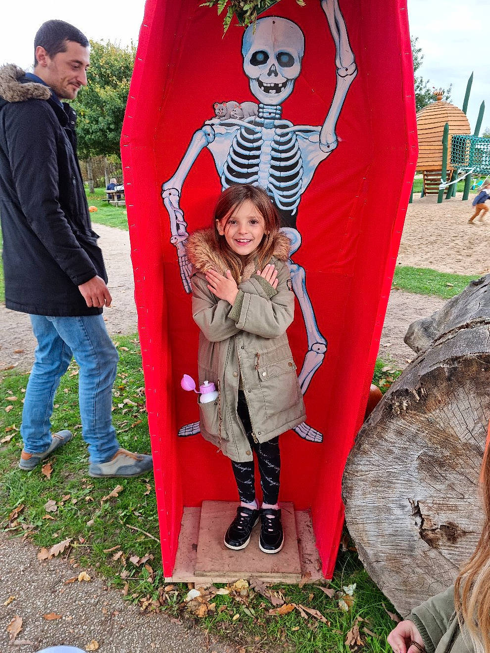 Emilie participe au concours pour gagner de l'argent avec cette photo : art, bone, boot, event, fun, grass, green, jacket, joy, leisure, outerwear, person, plant, recreation, red, skull, sky, smile, t_shirt, textile