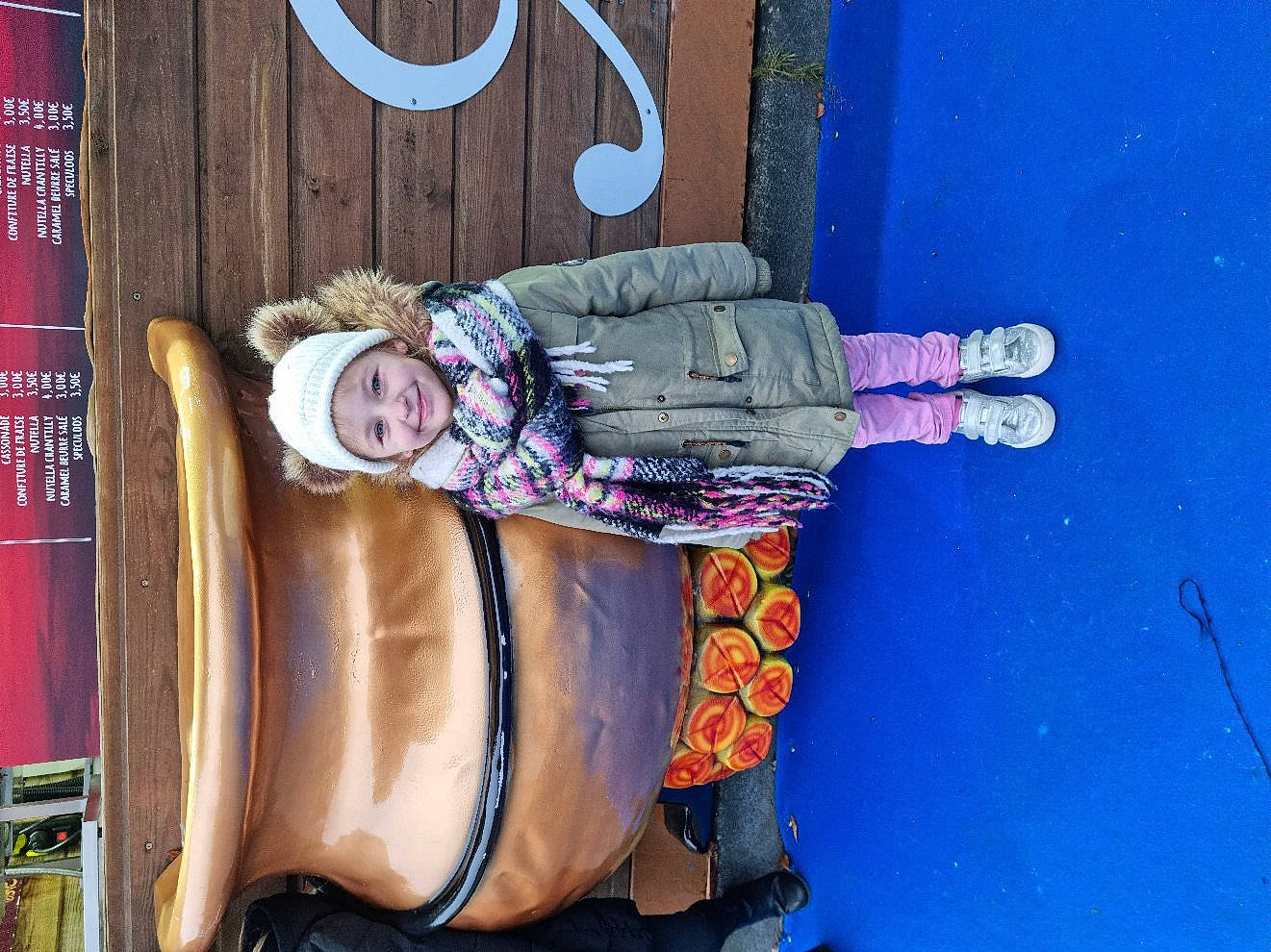 Marie a rejoint le concours — aidez-le/la à gagner de superbes lots ! automotive_tire, child, city, electric_blue, flooring, fun, headwear, jacket, joy, leisure, person, pottery, purple, recreation, smile, toddler, travel, tree, winter