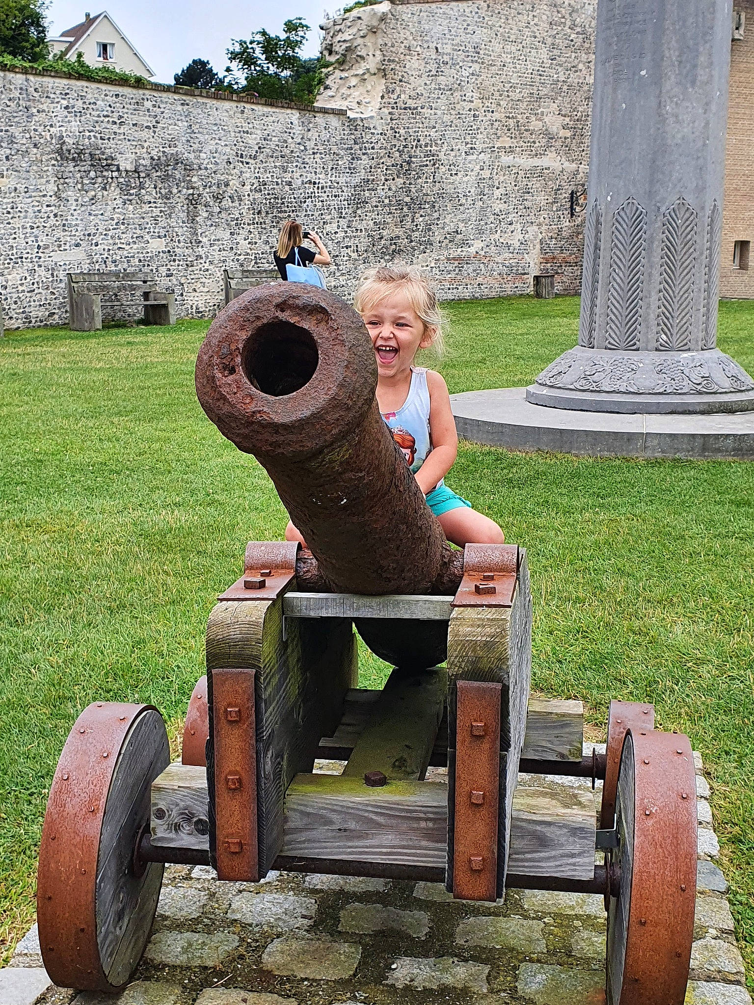 Marie participe au concours pour gagner de l'argent avec cette photo : auto_part, automotive_tire, automotive_wheel_system, cannon, fun, grass, green, leisure, metal, mortar, motor_vehicle, person, plant, rolling, sitting, sky, tire, tree, vehicle, wheel