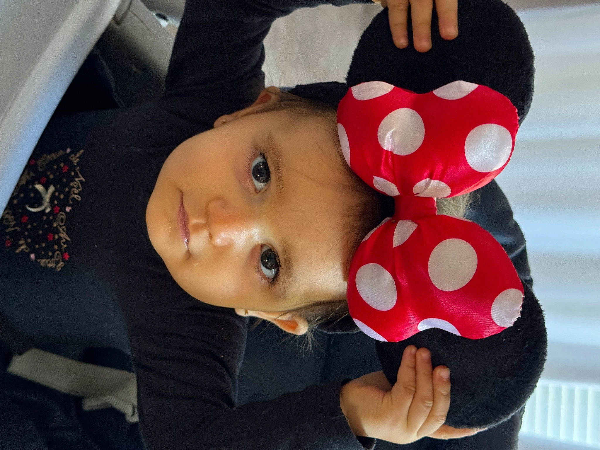 Angelina a rejoint le concours — aidez-le/la à gagner de superbes lots ! baby, baby_products, baby_toddler_clothing, bow_tie, carmine, cheek, child, collar, formal_wear, fun, headwear, magenta, pattern, person, personal_protective_equipment, plaid, polka_dot, sleeve, toddler