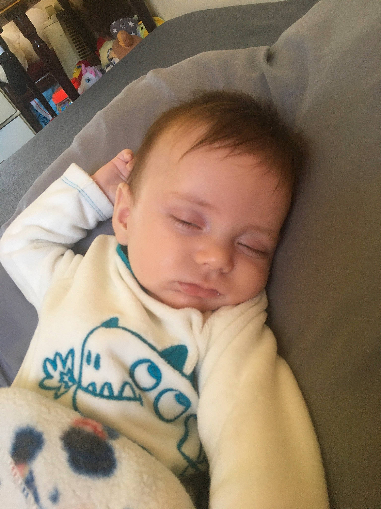 Robert a rejoint le concours — aidez-le/la à gagner de superbes lots ! arm, baby, baby_sleeping, bedtime, birth, cheek, child, ear, electronic_device, eye, face, head, mouth, nap, nose, person, skin, sleep, toddler