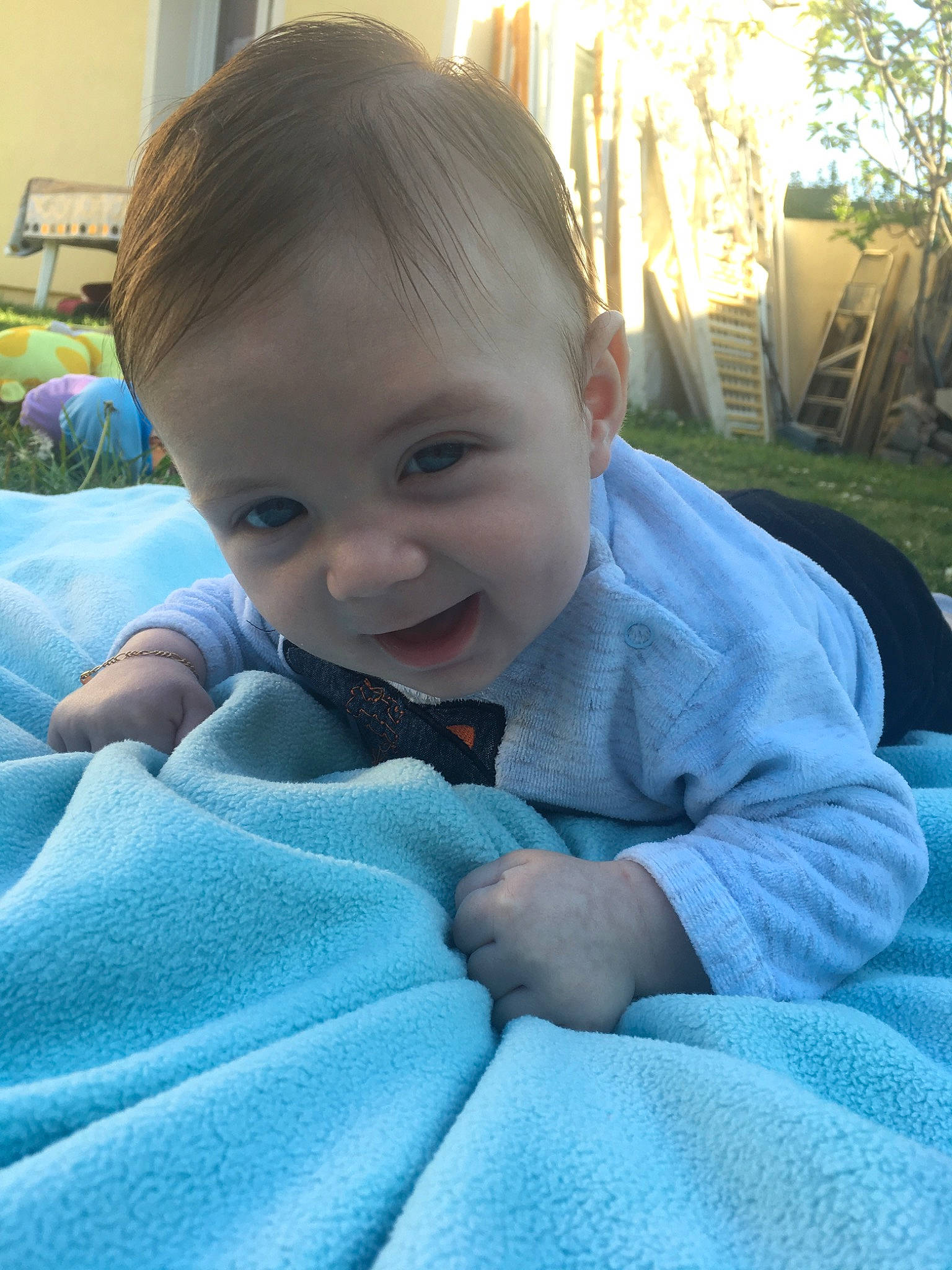 Robert participe au concours pour gagner de l'argent avec cette photo : baby, blue, cheek, child, eye, face, forehead, grass, head, iris, leisure, lip, mouth, nose, person, play, sitting, skin, smile, toddler