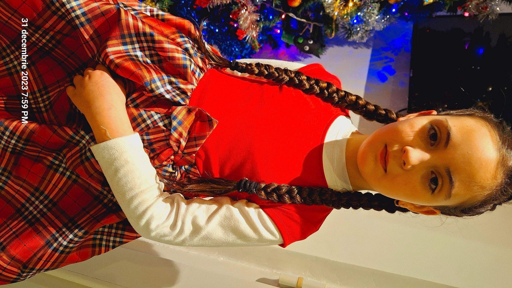 Antonia participe au concours pour gagner de l'argent avec cette photo : beauty, elbow, event, eyewear, flash_photography, fun, happy, holiday, human_leg, leisure, music, ornament, pattern, person, plaid, smile, table, tartan, thigh, tradition