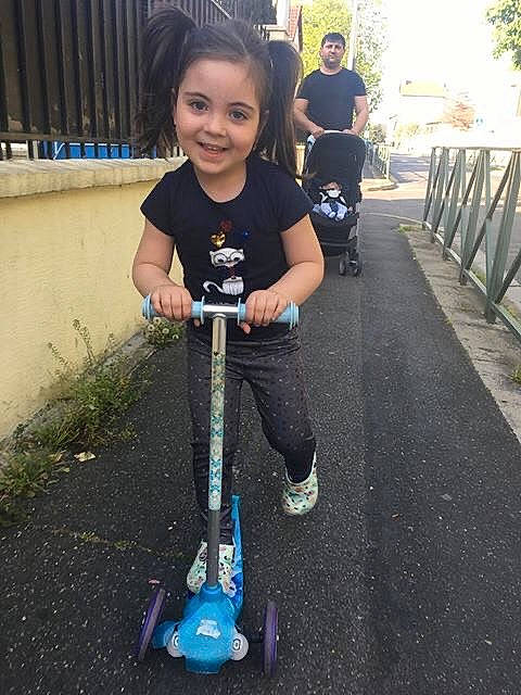 Antonia a rejoint le concours — aidez-le/la à gagner de superbes lots ! child, joy, kick_scooter, person, recreation, smile, toddler, vehicle