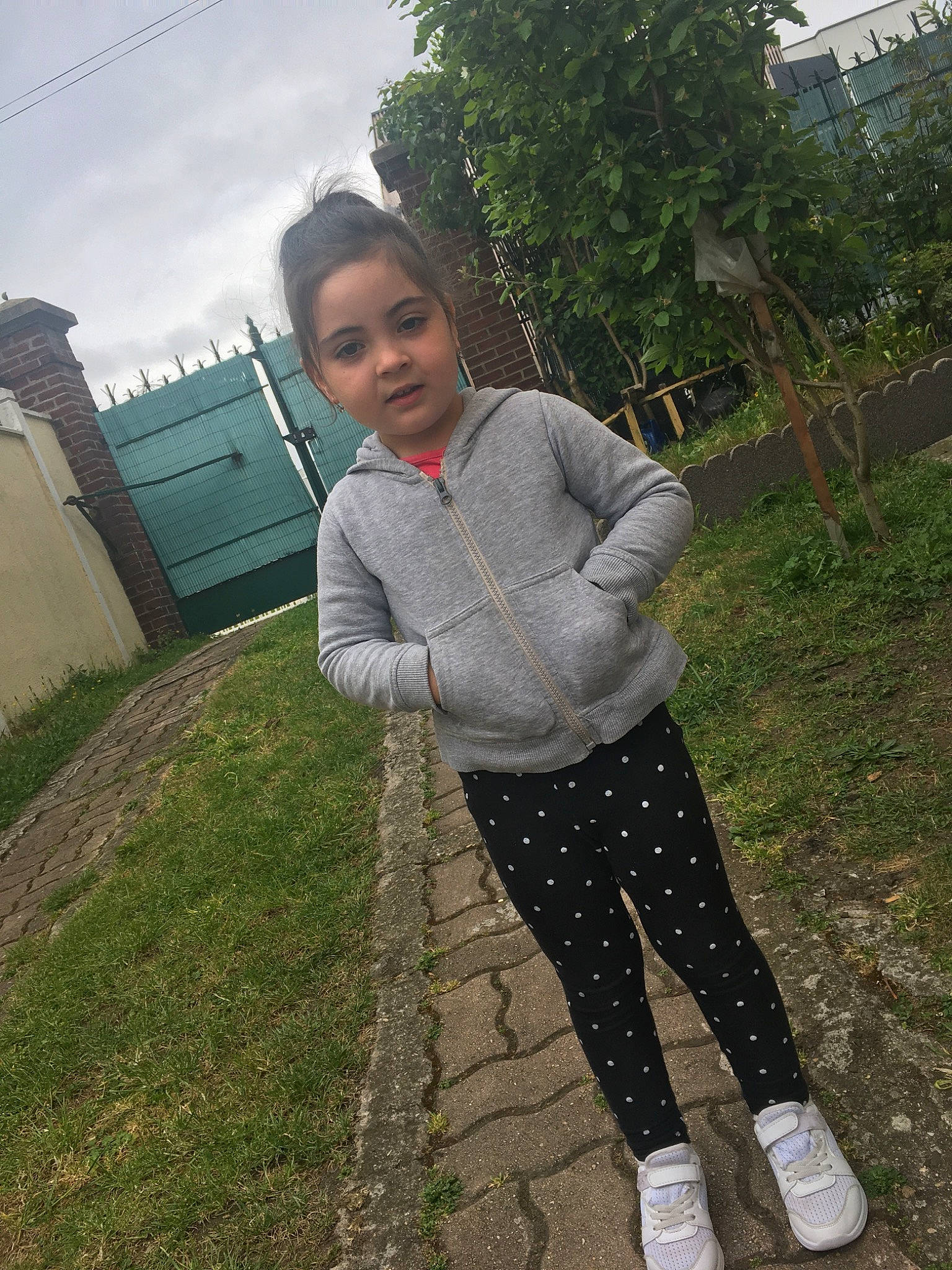Antonia a rejoint le concours — aidez-le/la à gagner de superbes lots ! black_hair, child, cool, denim, footwear, grass, jacket, jeans, leisure, outerwear, person, photography, plant, selfie, shoe, tree