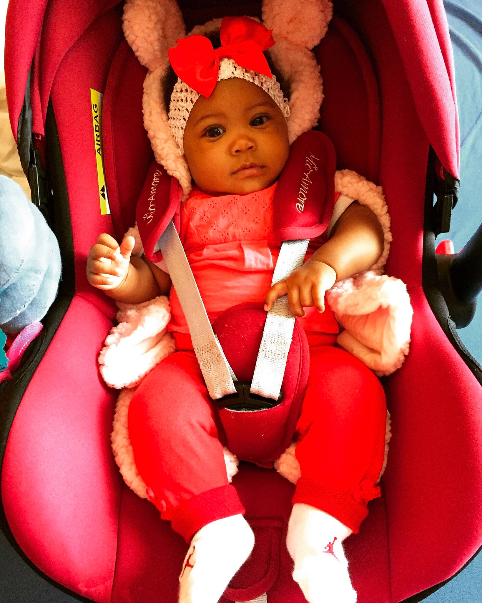 Keyla a rejoint le concours — aidez-le/la à gagner de superbes lots ! baby, baby_in_car_seat, baby_products, car_seat, child, headwear, lap, person, product, red, toddler, toy