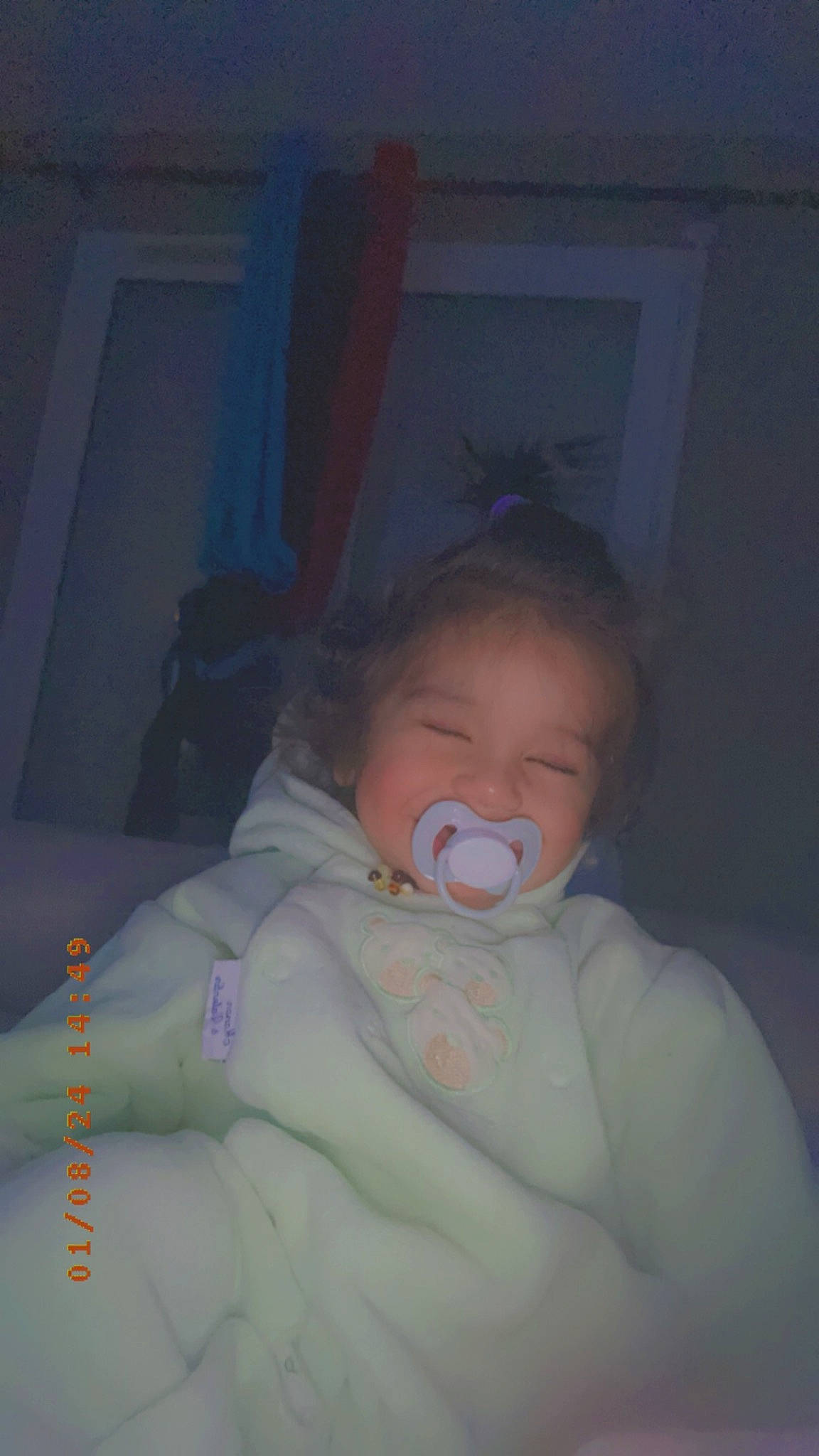 Eyden a rejoint le concours — aidez-le/la à gagner de superbes lots ! baby, baby_products, baby_toddler_clothing, bedtime, cheek, child, comfort, darkness, ear, eyebrow, fun, iris, nose, person, room, sitting, sleep, space, toddler