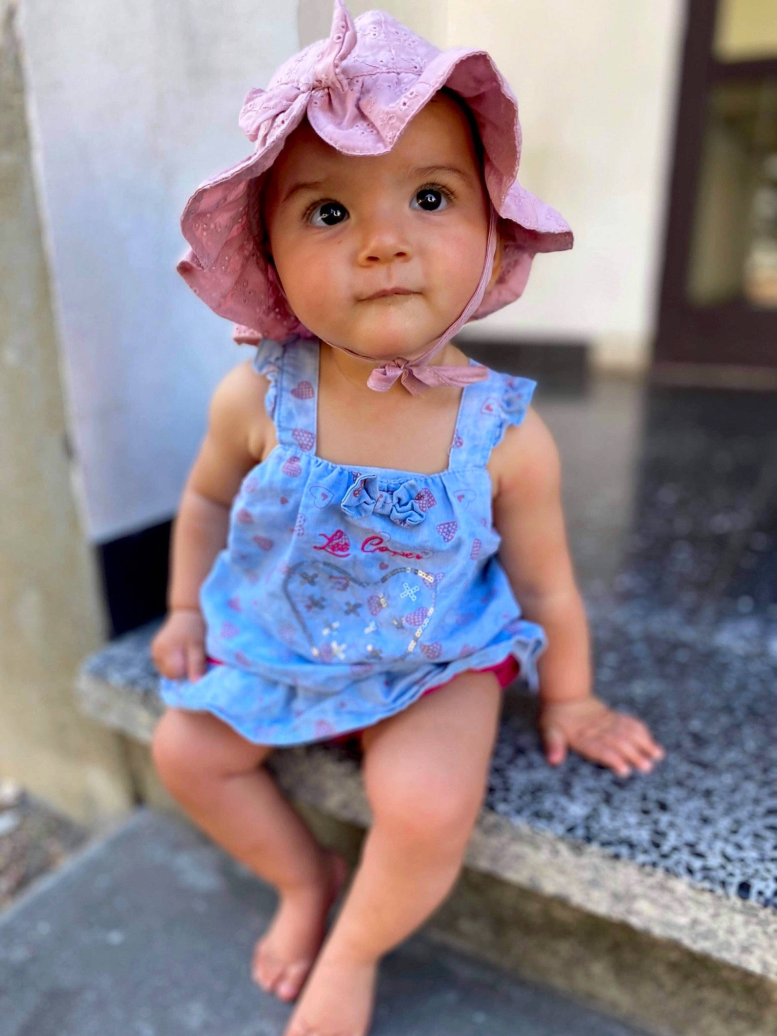 Shérine a rejoint le concours — aidez-le/la à gagner de superbes lots ! baby, baby_toddler_clothing, beauty, blue, child, child_model, clothing, fashion_accessory, hat, head, headgear, headwear, person, pink, play, sitting, skin, smile, sun_hat, textile