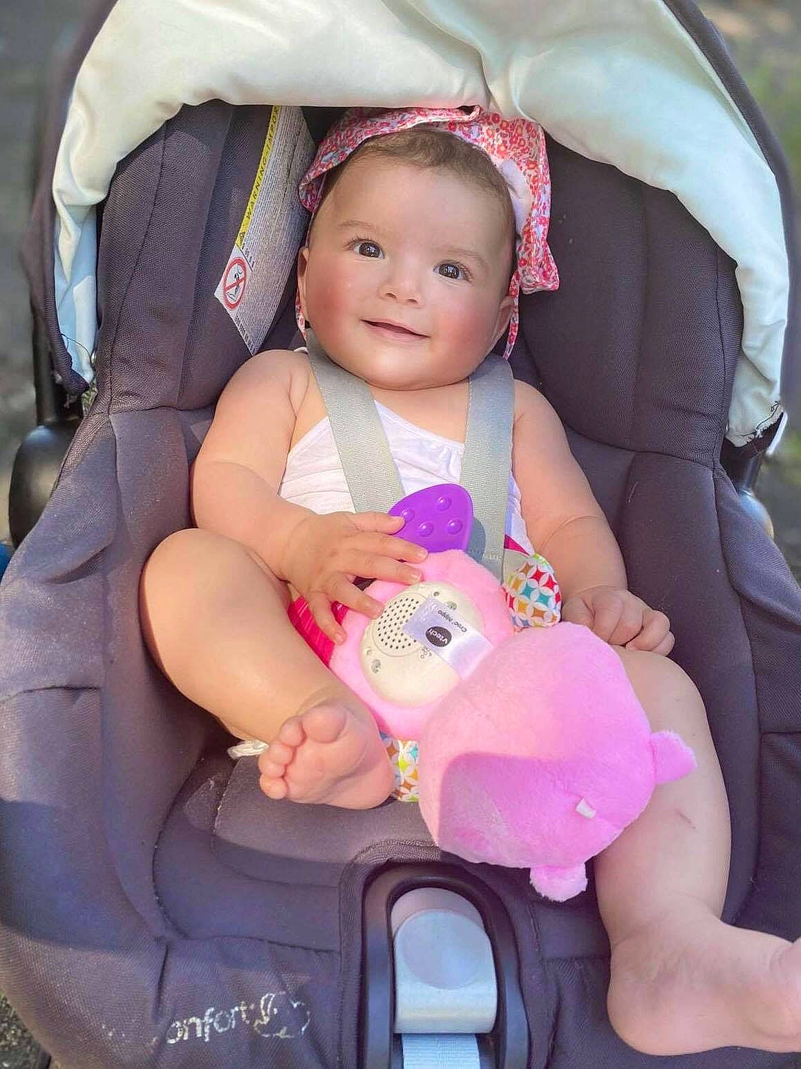 Shérine participe au concours pour gagner de l'argent avec cette photo : baby, baby_carriage, baby_in_car_seat, baby_products, baby_toddler_clothing, car_seat, child, joy, person, pink, product, sitting, skin, toddler