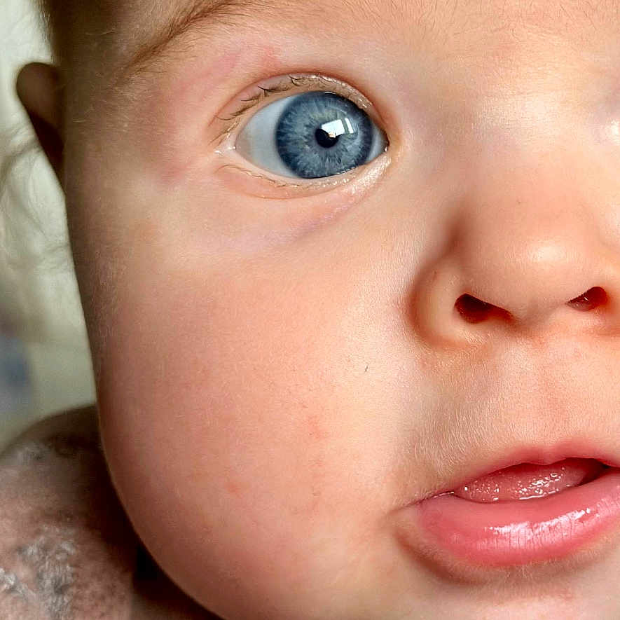 Naomy participe au concours pour gagner de l'argent avec cette photo : baby, bodypart, ear, face, finger, hand, happy, head, mouth, newborn, person, photography, portrait, skin, smile, teeth