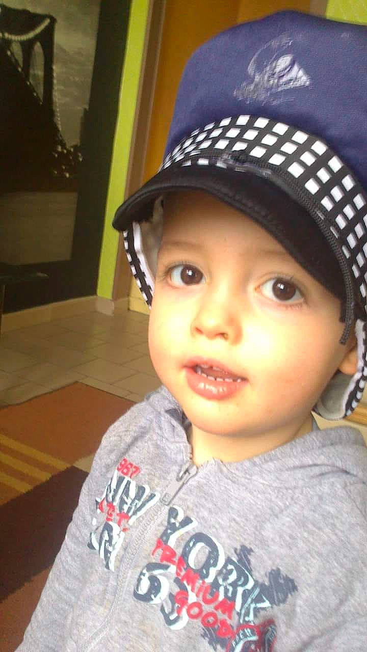 Louis a rejoint le concours — aidez-le/la à gagner de superbes lots ! beanie, black_hair, boy, cap, cheek, child, cool, day, eyebrow, face, fashion_accessory, forehead, girl, hat, head, headgear, headwear, nose, person, product